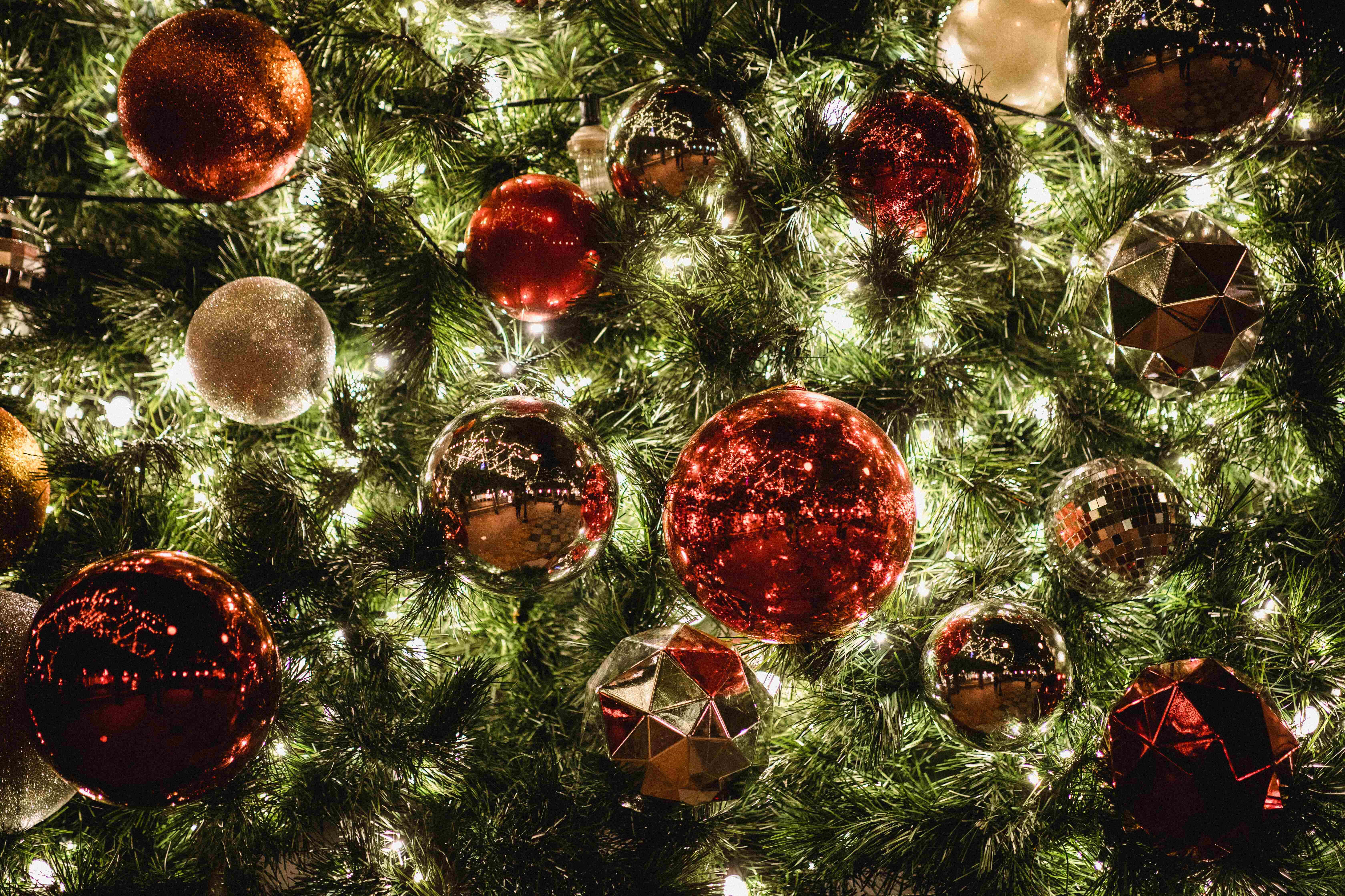 Puno na Pinalamutian na Malapitang Kuha sa Eksena ng Pasko Background Wallpaper