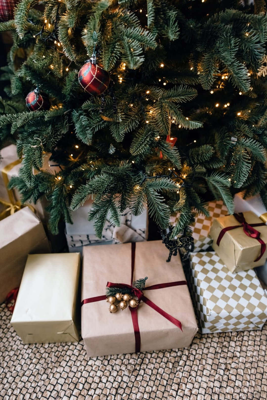 Puno ng Pasko at Regalo Aesthetic para sa iPhone Wallpaper