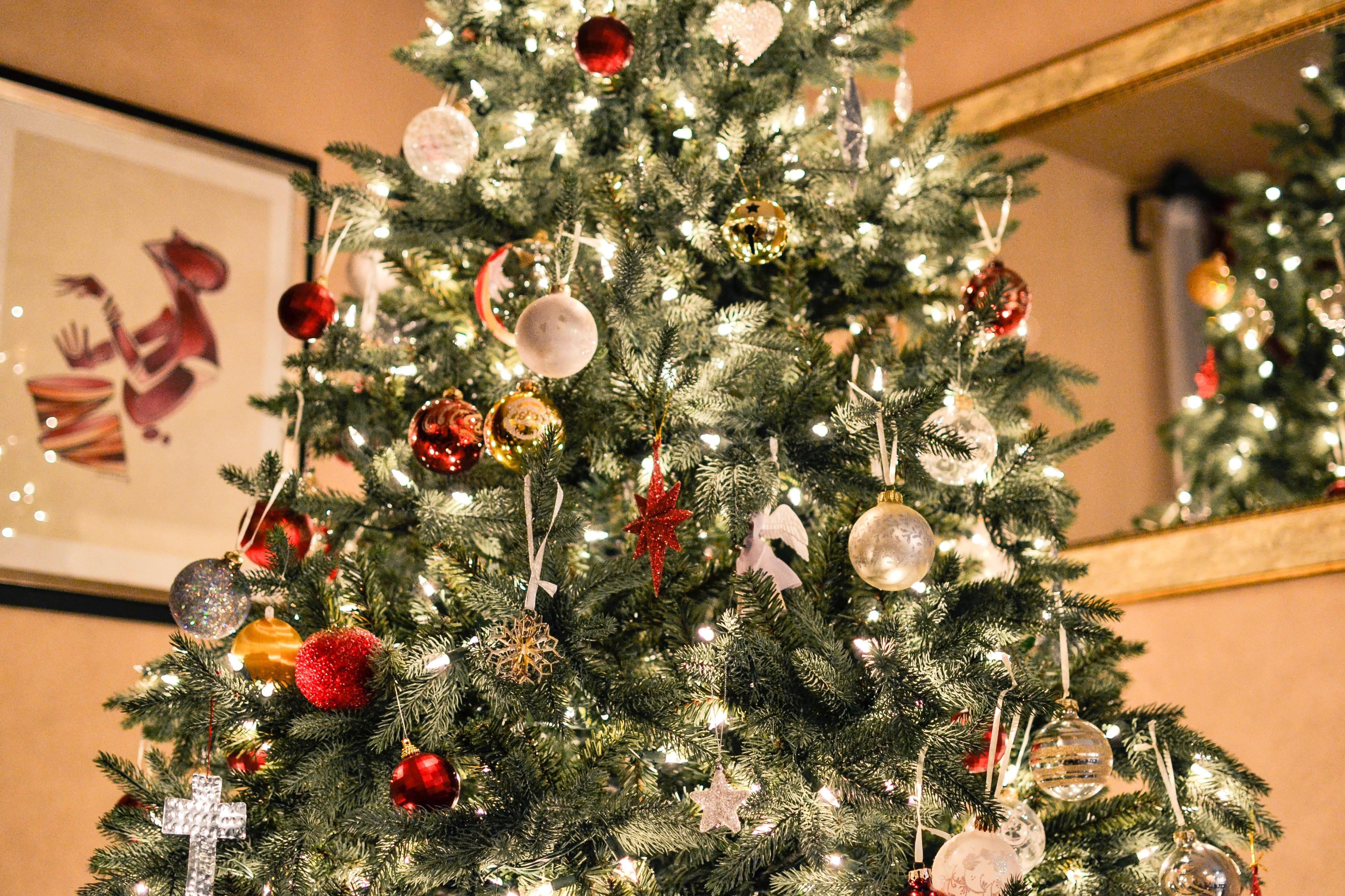 Punuin ang iyong tahanan ng saya ng Pasko gamit ang makukulay na ilaw. Wallpaper