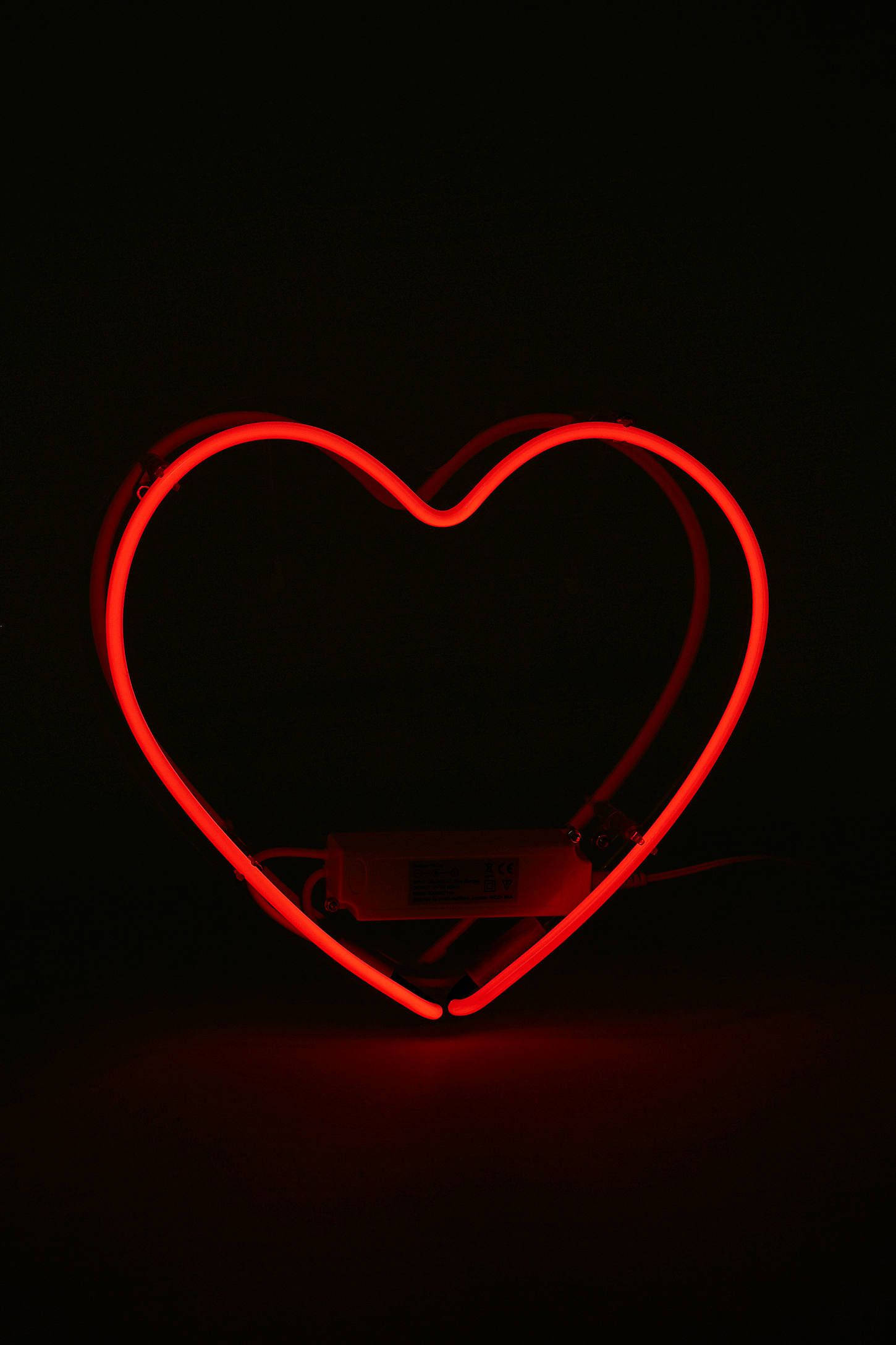 Pusong Minimalist na may Neon Red Aesthetic Wallpaper