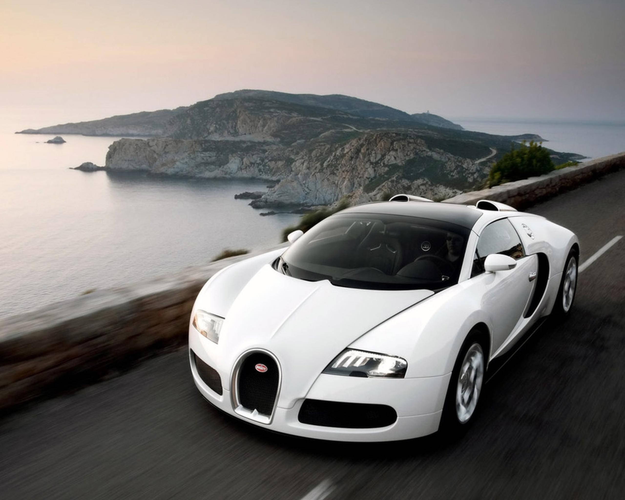 Puting Bugatti sa Tabing-Dagat na Daan Wallpaper