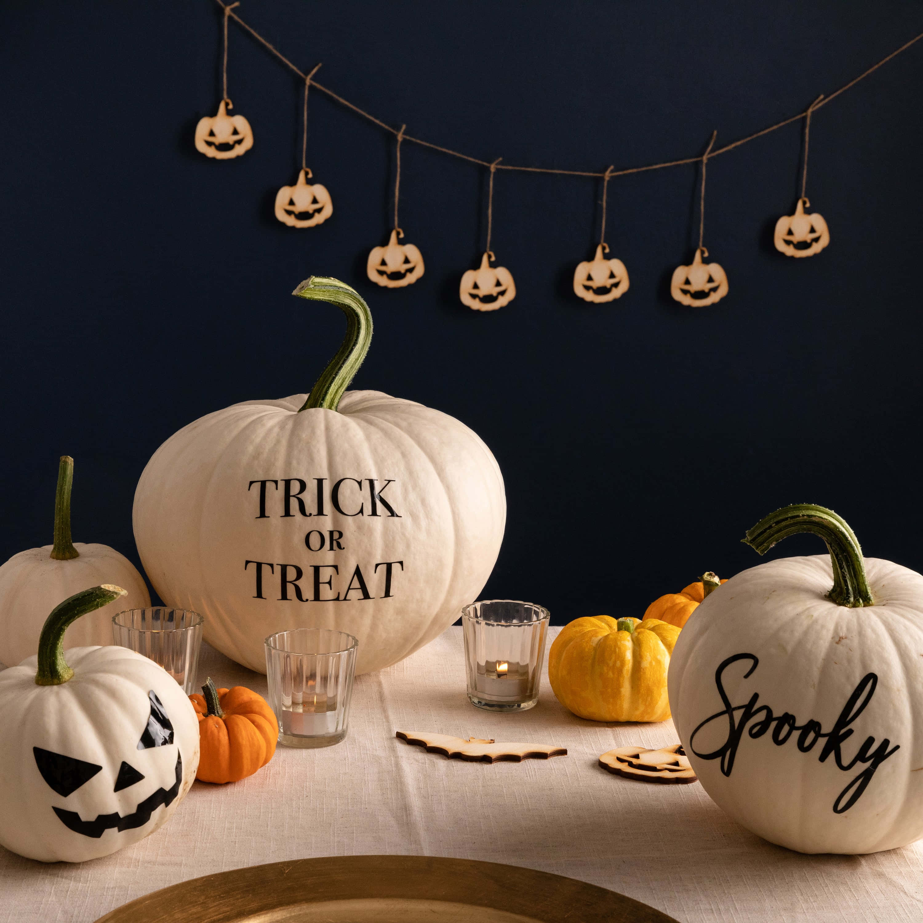 Puting Kalabasa ng Halloween na May Kyut na Disenyo Wallpaper