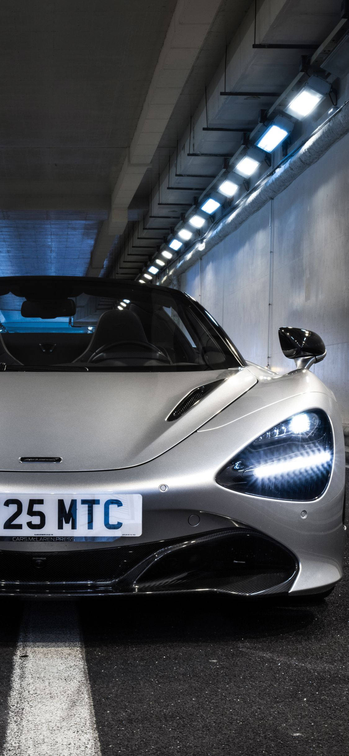 Puting McLaren 720S Sa Tunel Para sa Telepono Wallpaper