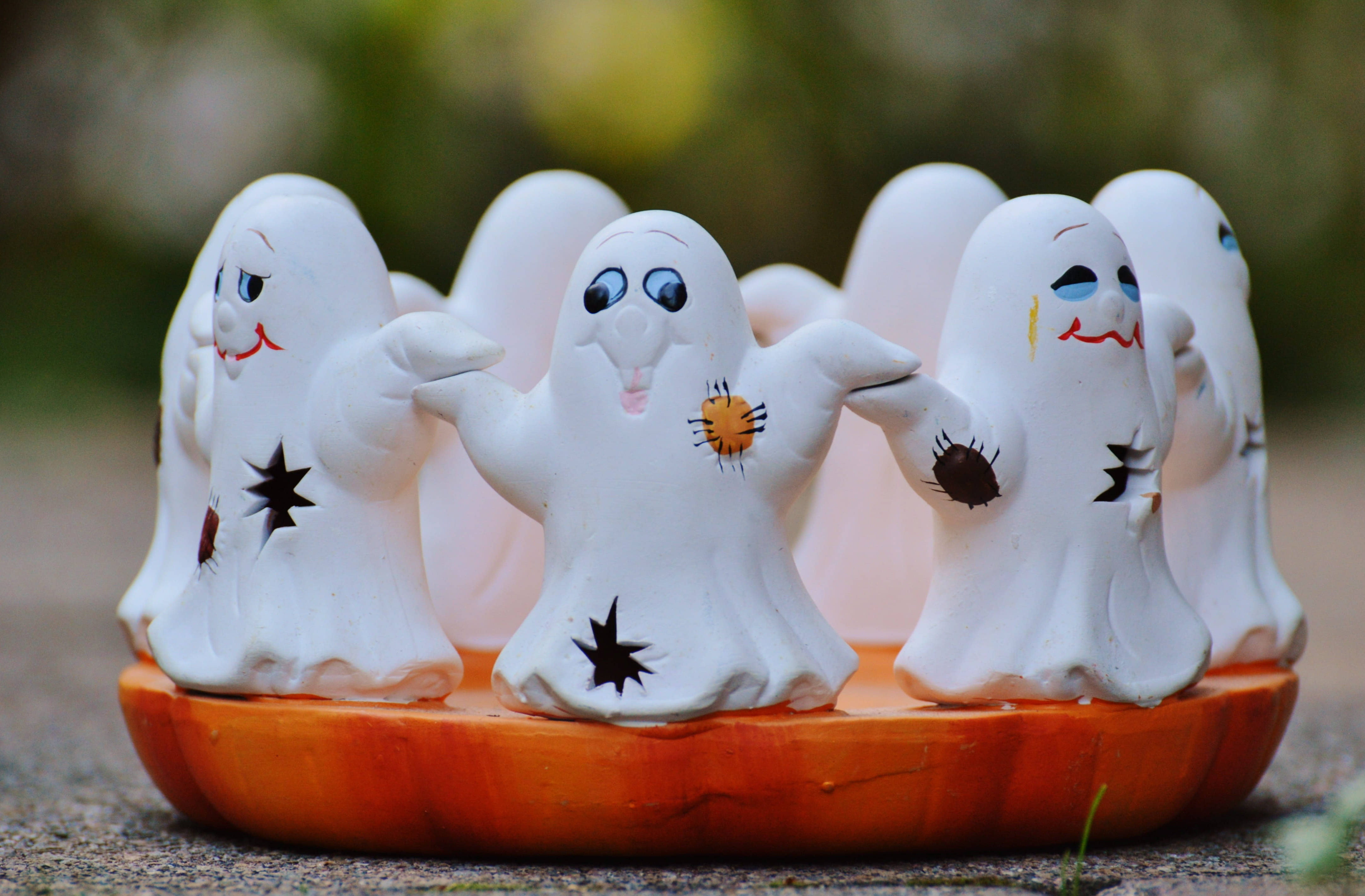 Puting Multo na Dekorasyon para sa Halloween Wallpaper