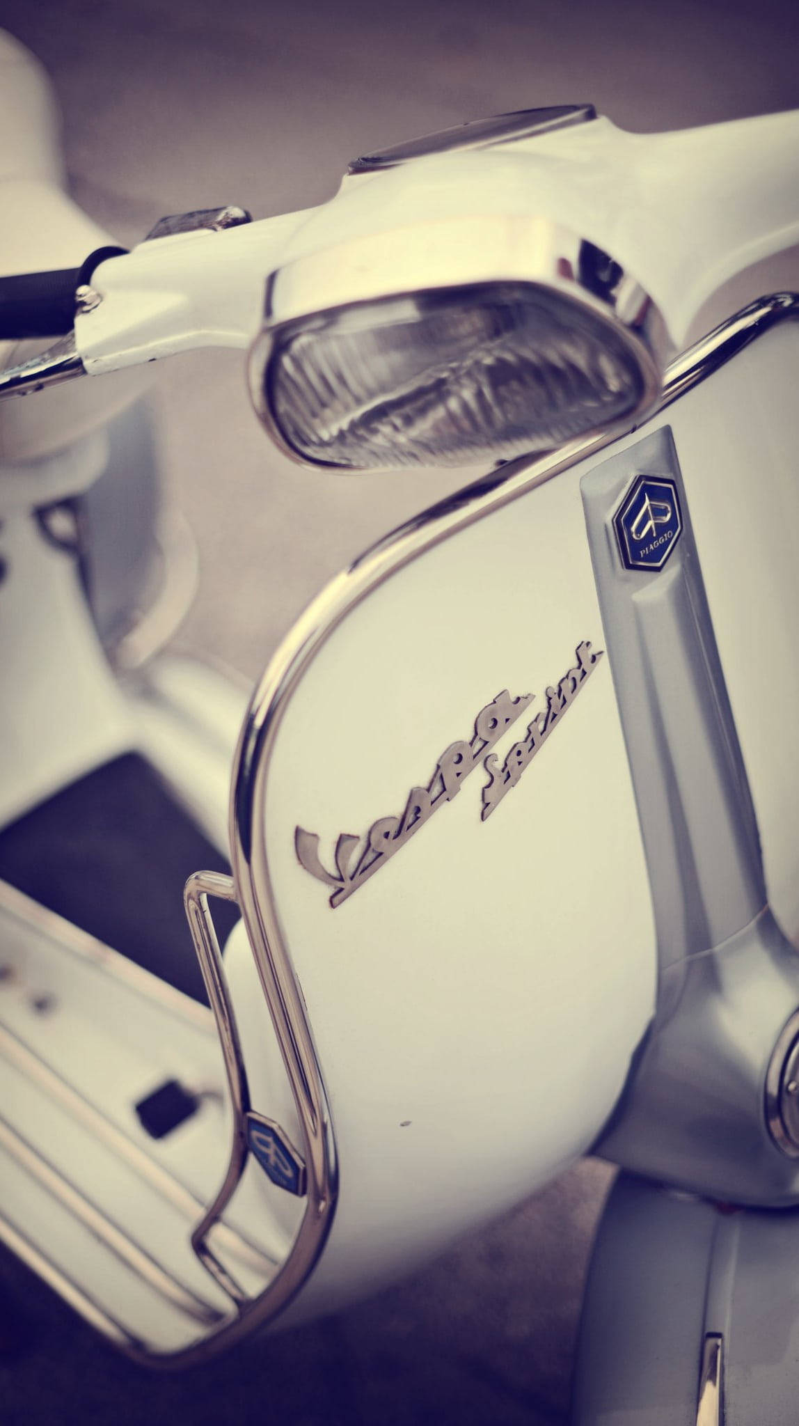 Puting Retro Aesthetic na Vespa Sprint Wallpaper