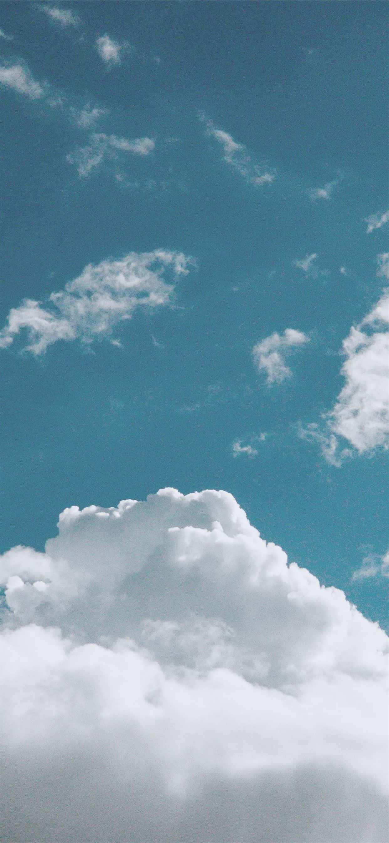 Puting Ulap na Lumulutang sa Asul na Langit Wallpaper