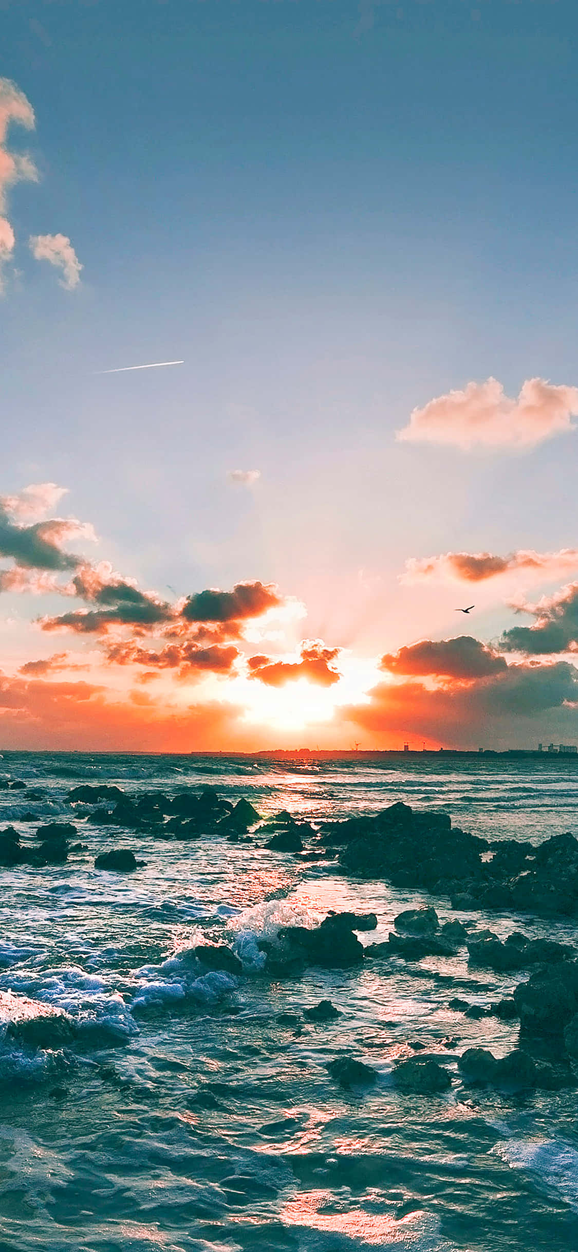 Radiant Sunset Cloud sa Isang Tahimik na Karagatan Wallpaper
