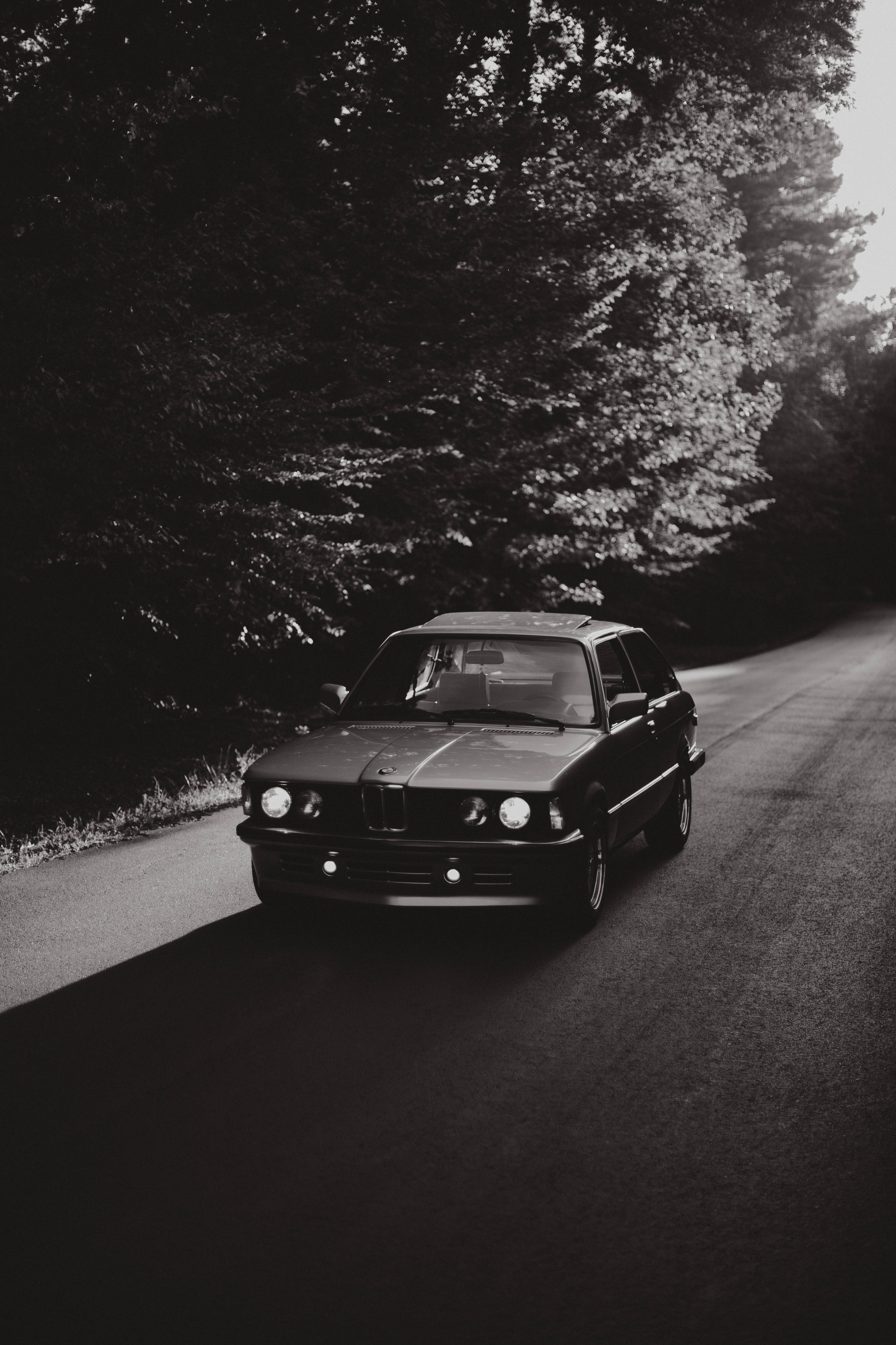 Ramdam ang hangin habang naglalakbay sa isang BMW Wallpaper