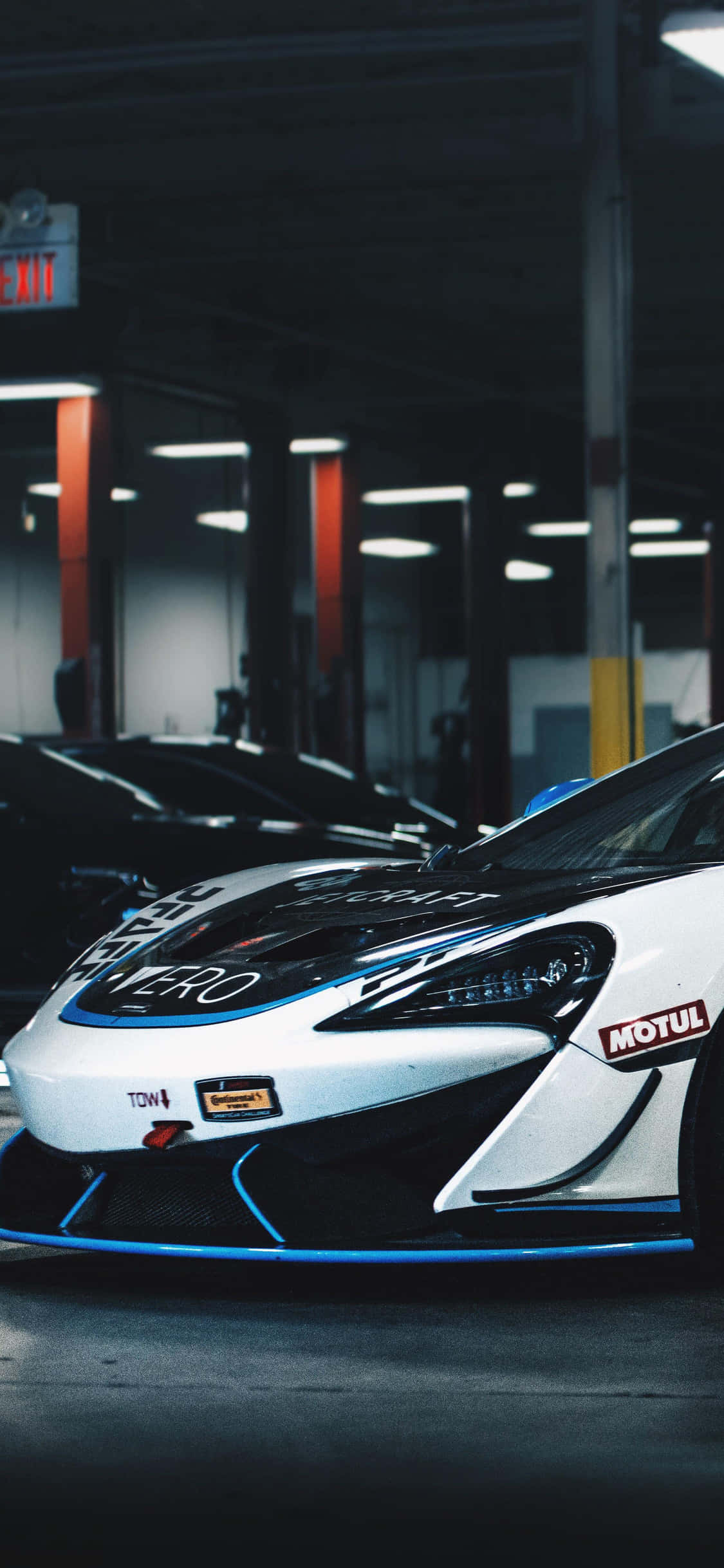Ramdam ang kapangyarihan ng iPhone Xs Mclaren 720s Wallpaper