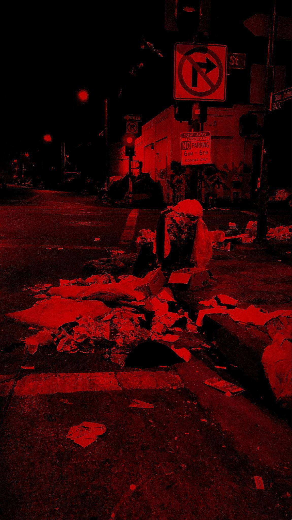Red Aesthetic iPhone ng Sulok ng Kalye na May Basura Wallpaper