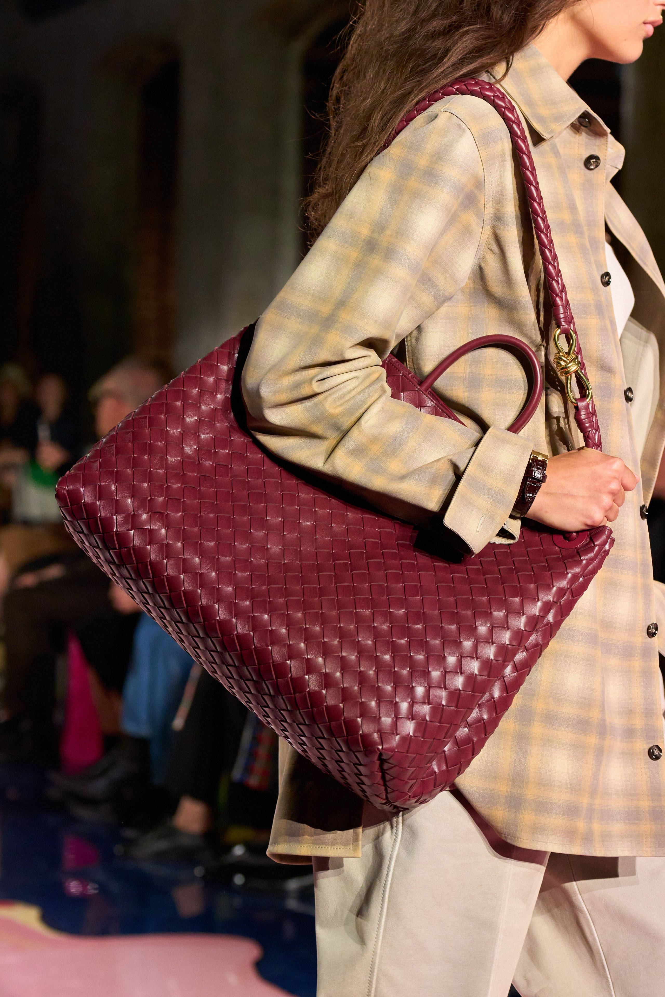 Pulang Bottega Veneta Bag sa Modelo Wallpaper