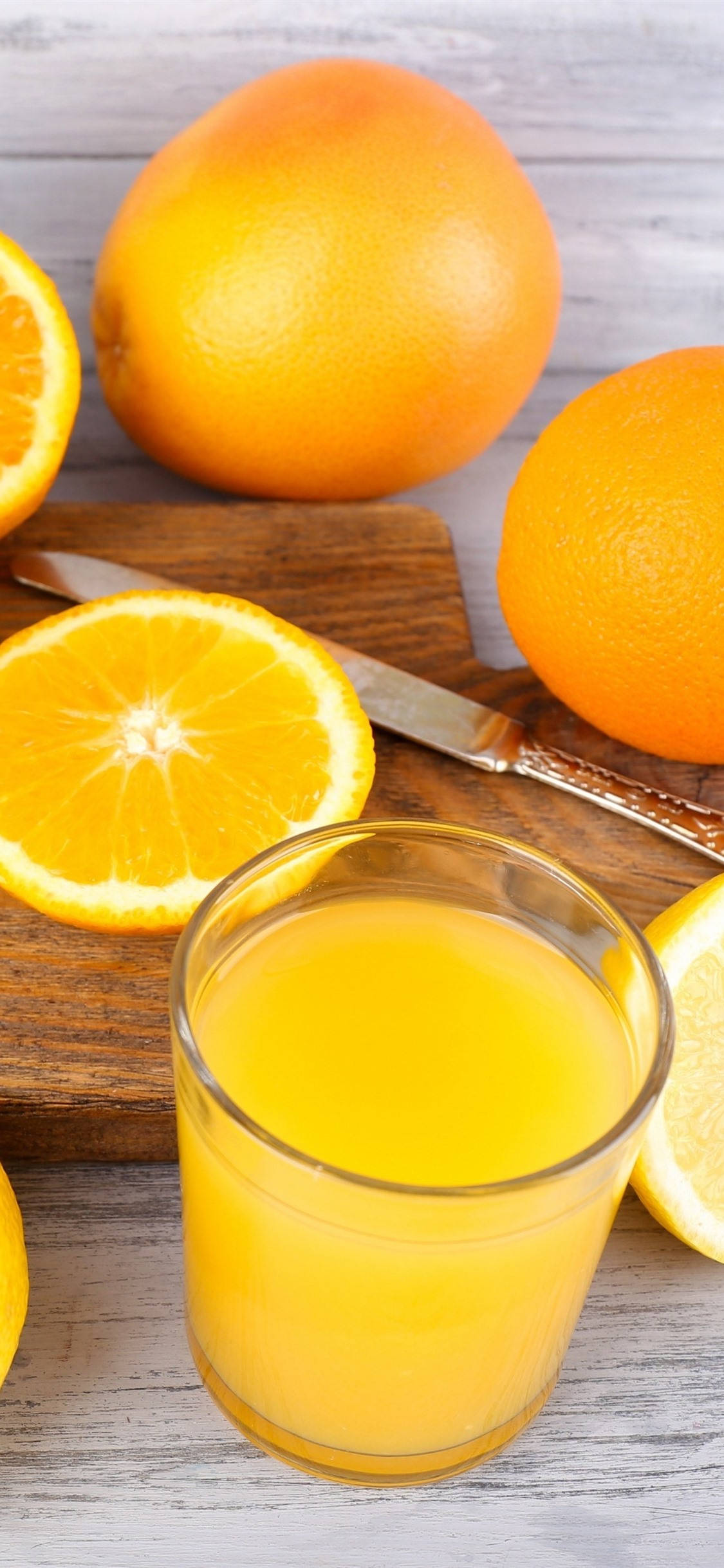 Refreshing Orange Juice na may Sliced Oranges Wallpaper
