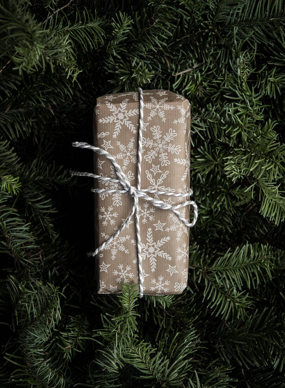 Regalo ng Pasko na Nakabalot sa Kulay Kayumanggi at Puti Wallpaper