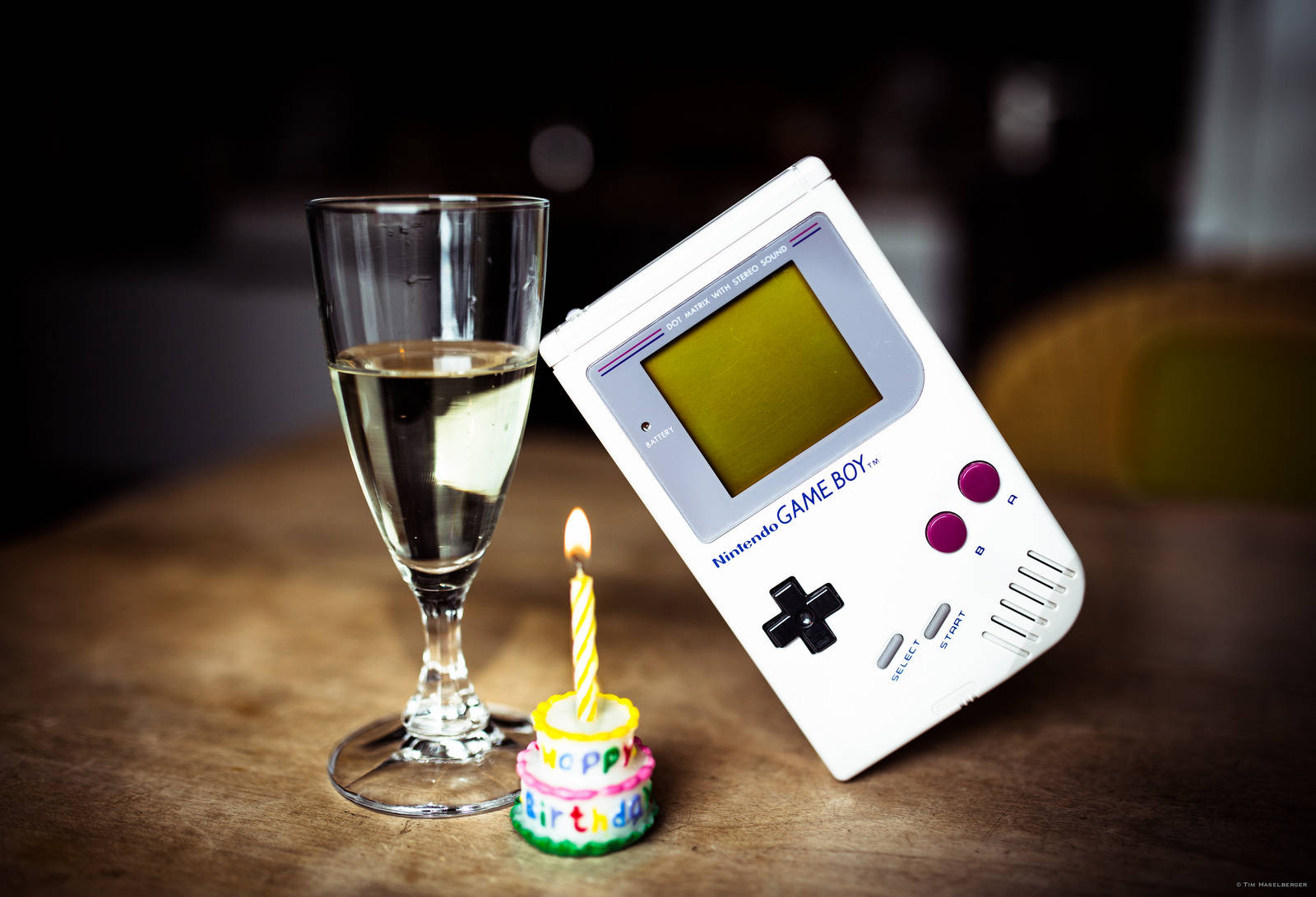 Replica ng Vintage Game Boy na Nasa Mesa na Salamin na May Isang Hiwa ng Keyk Wallpaper