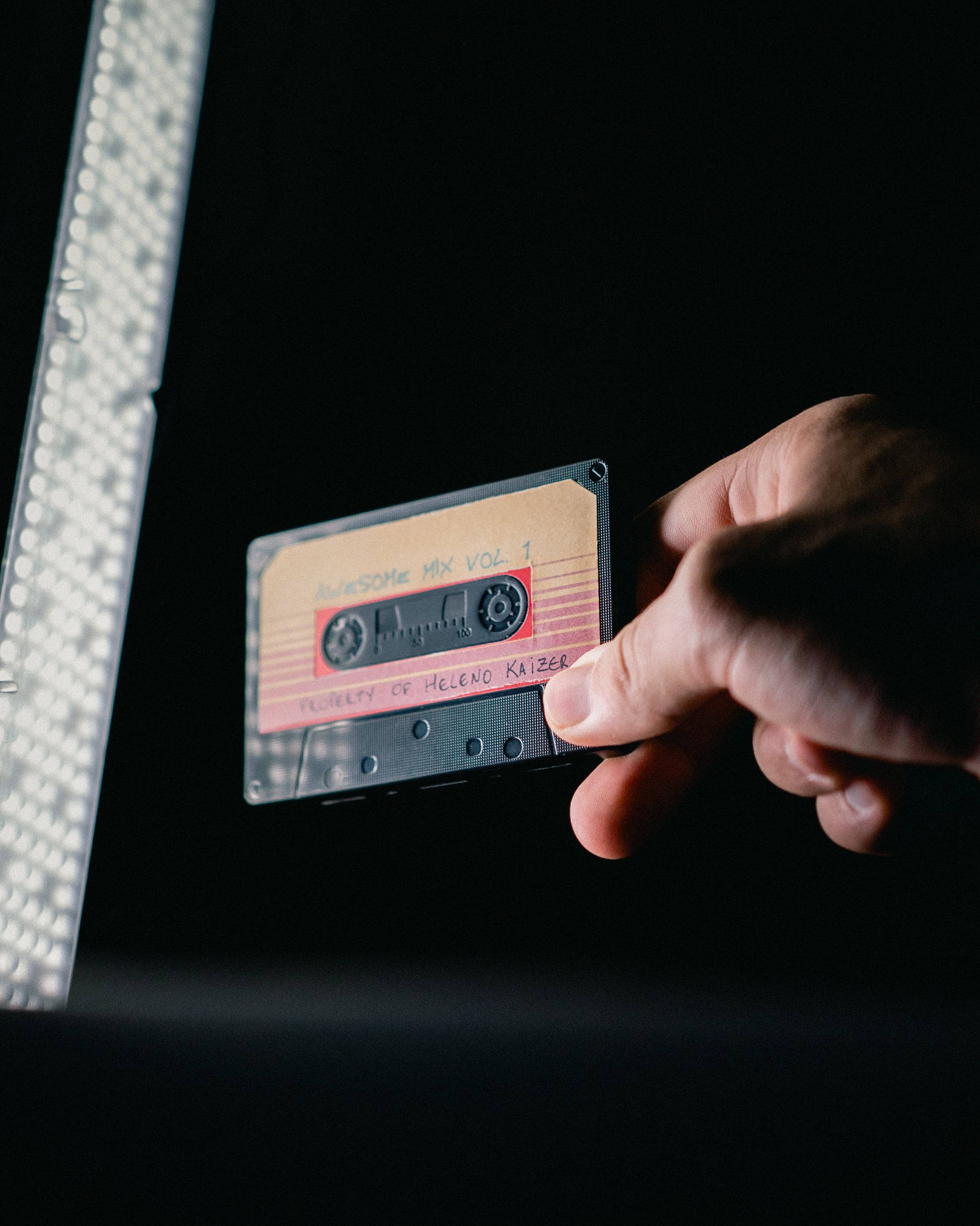 Retro Aesthetic na Itim na Cassette Tape Wallpaper