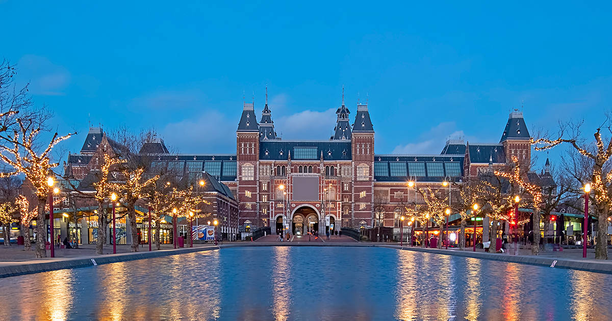 Rijksmuseum na may mga ilaw ng Pasko sa gabi Wallpaper