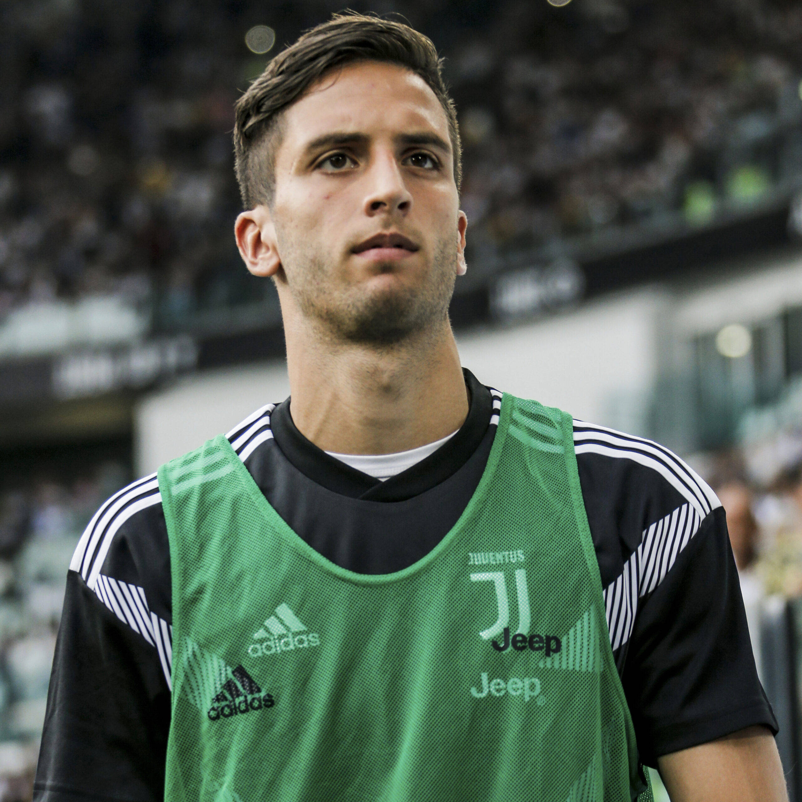 Rodrigo Bentancur na Nakasuot ng Berdeng Jersey Wallpaper