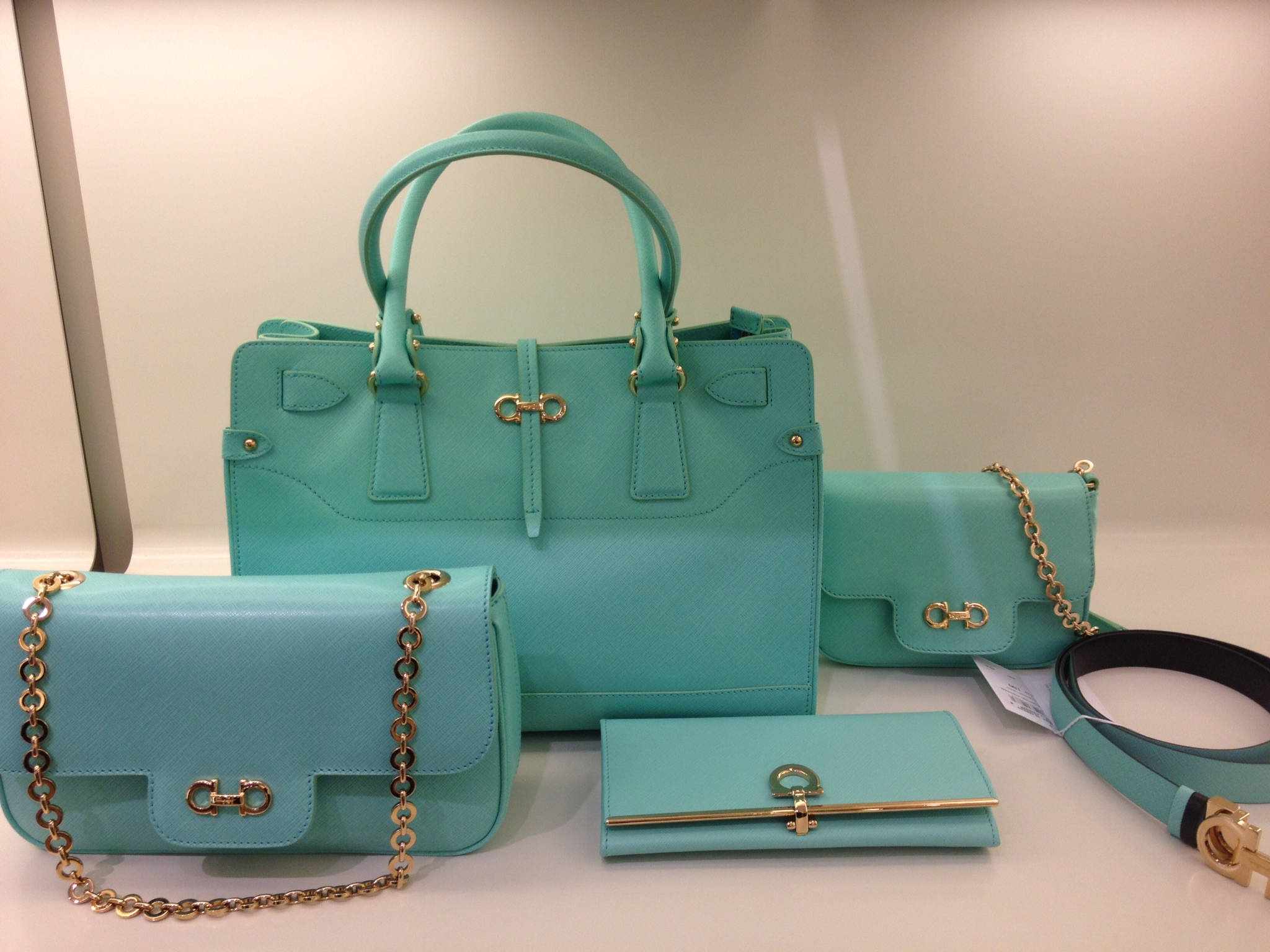 Salvatore Ferragamo Turquoise Bag Set na ipinapakita ang elegansa at luho Wallpaper