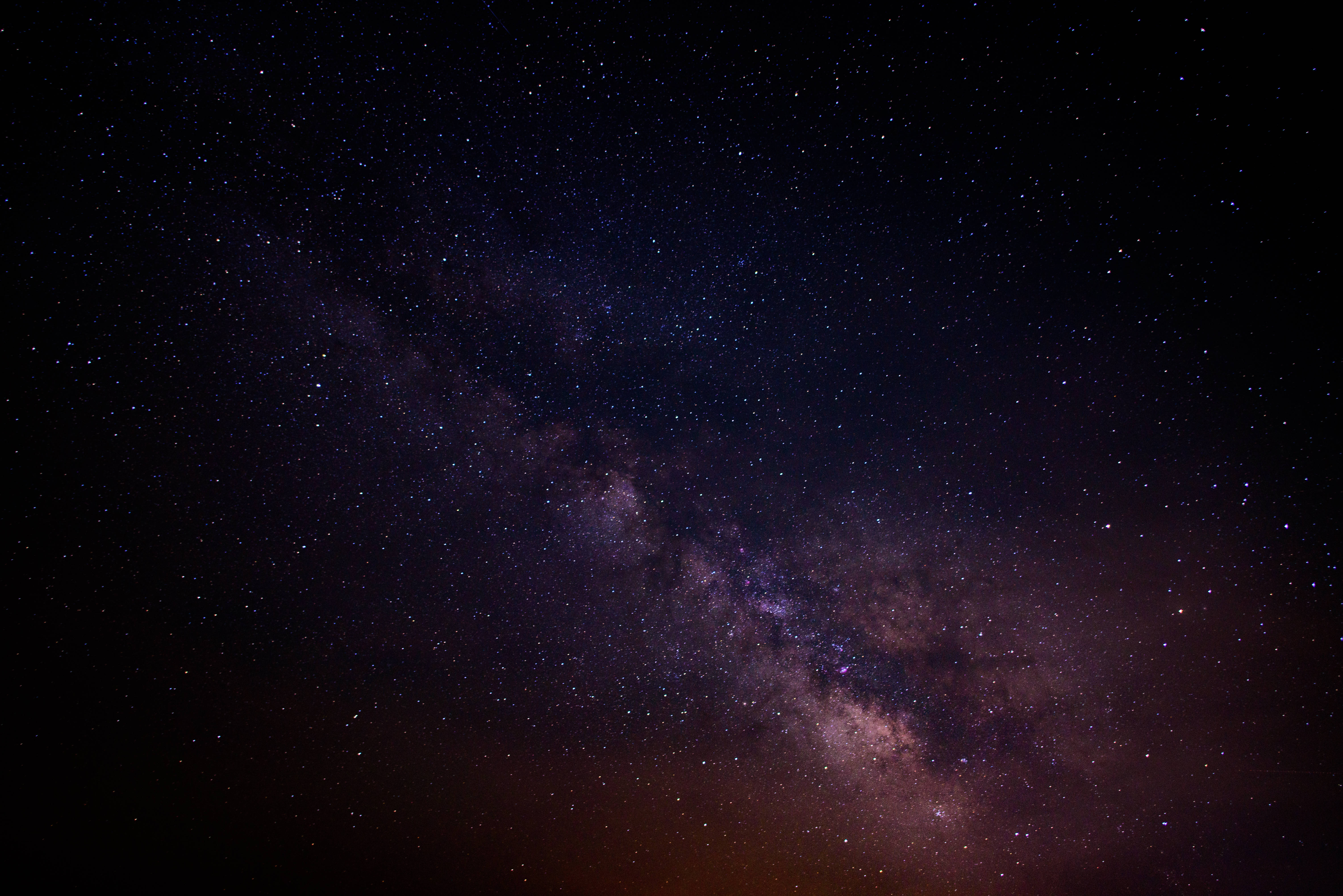 Samsung Galaxy S10 Plus sa Isang Desk Wallpaper