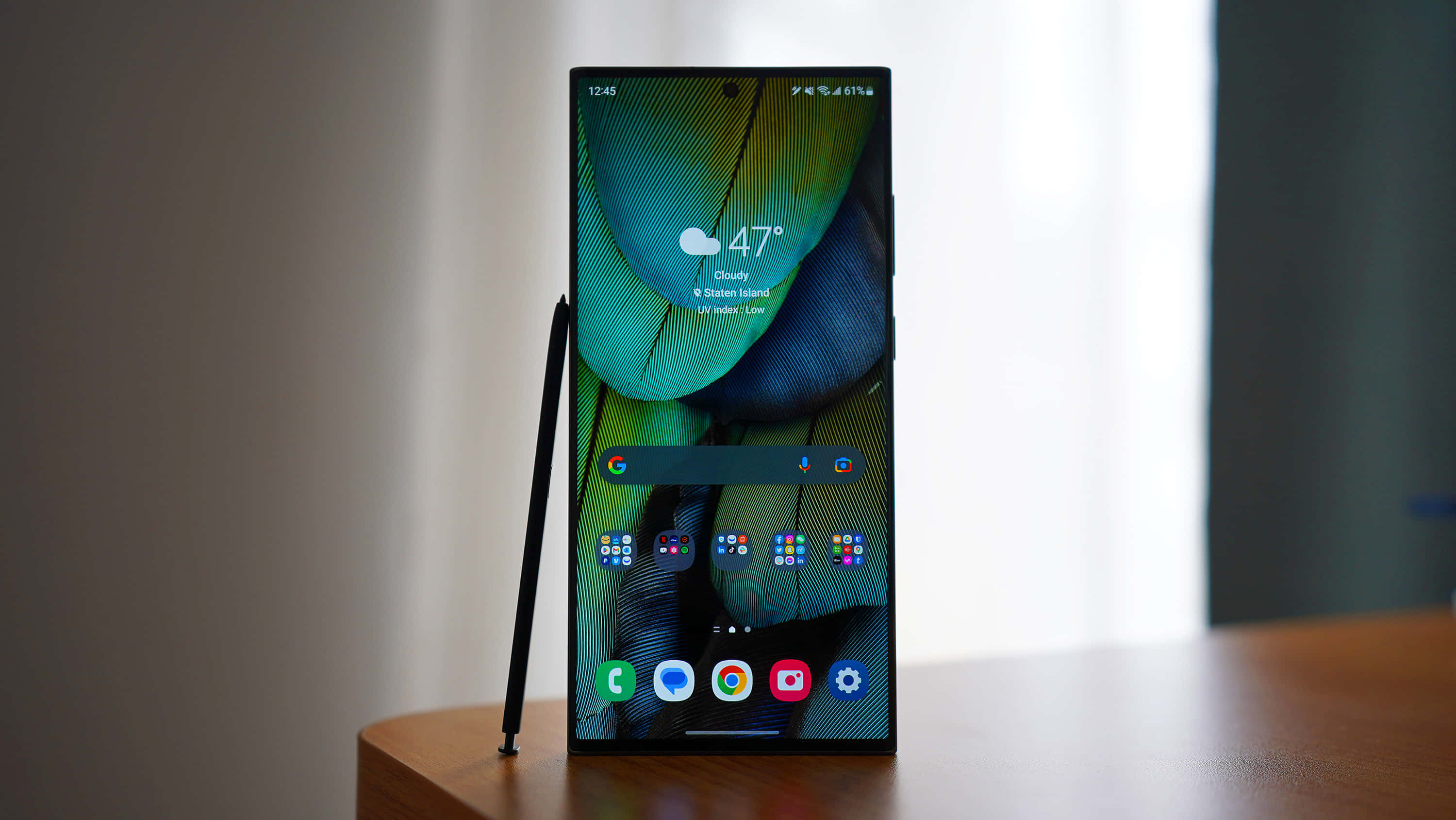 Samsung S23 Ultra na may S Pen na Ipinapakita Wallpaper