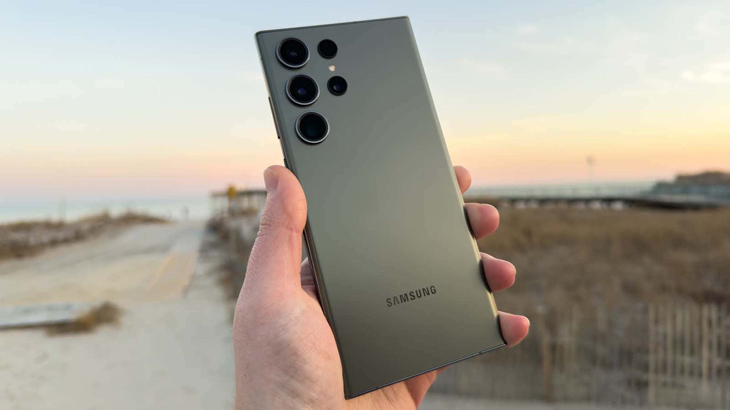 Samsung S23 Ultra Hawak sa Dalampasigan na Background Wallpaper