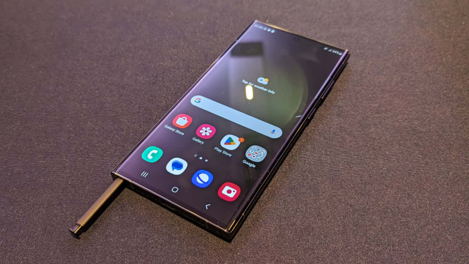 Samsung S23 Ultra na may S Pen na Naka-display Wallpaper