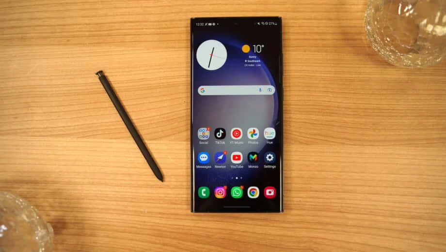 Samsung S23 Ultra na may S Pen sa Mesa Wallpaper