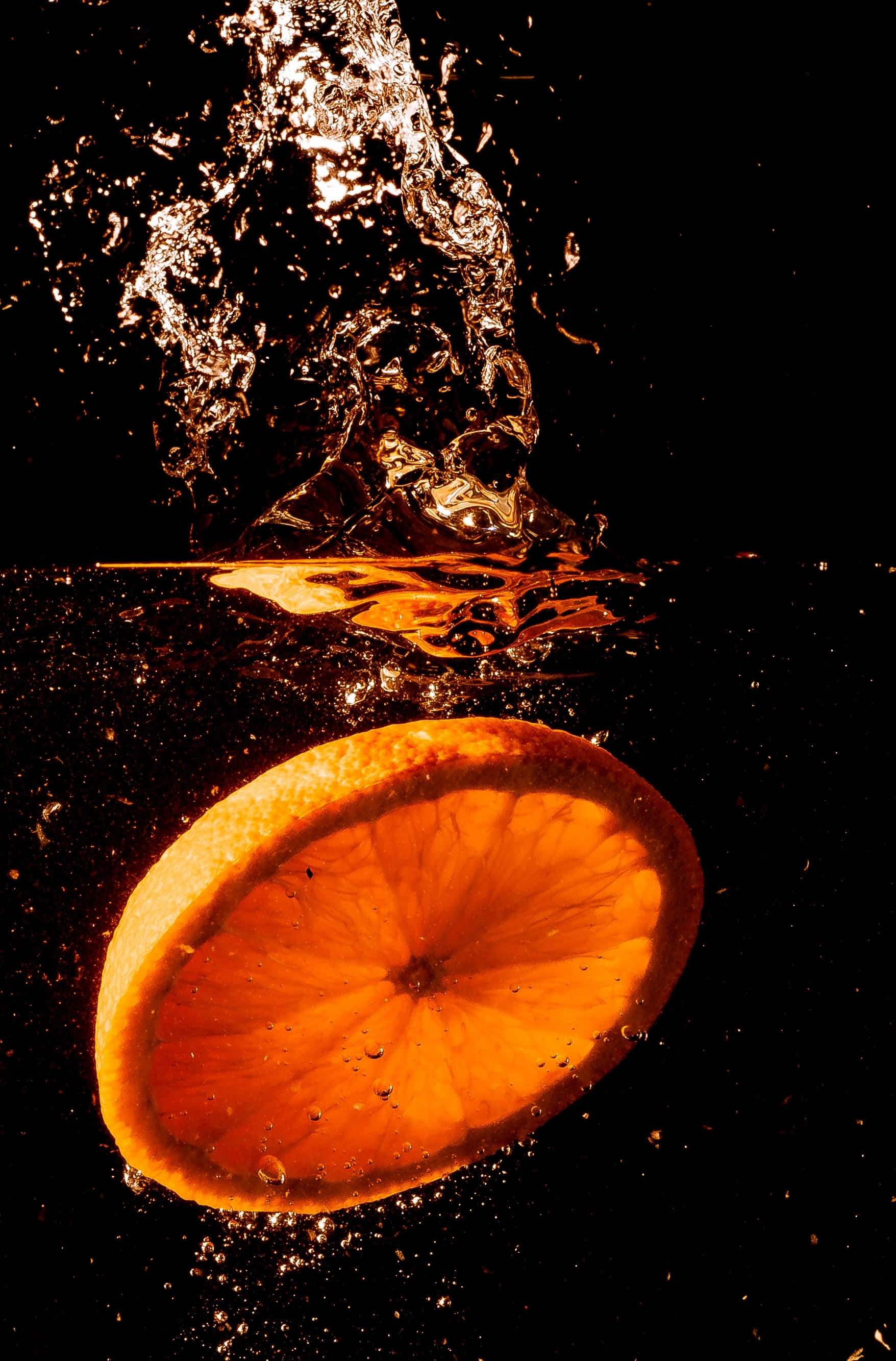 Sariwa, makatasam na orange na prutas laban sa isang masigla na background Wallpaper