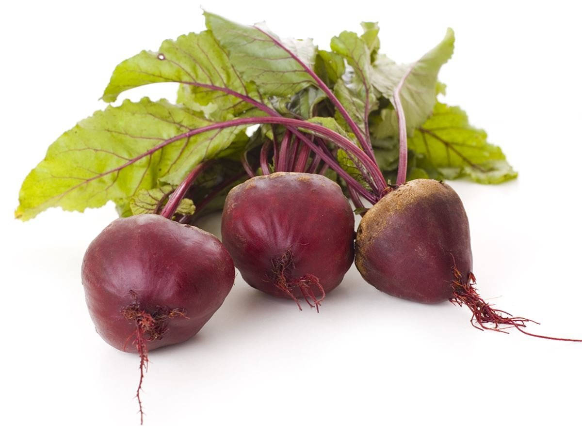 Sariwang Pulang Beets na May Luntiang Dahon Wallpaper