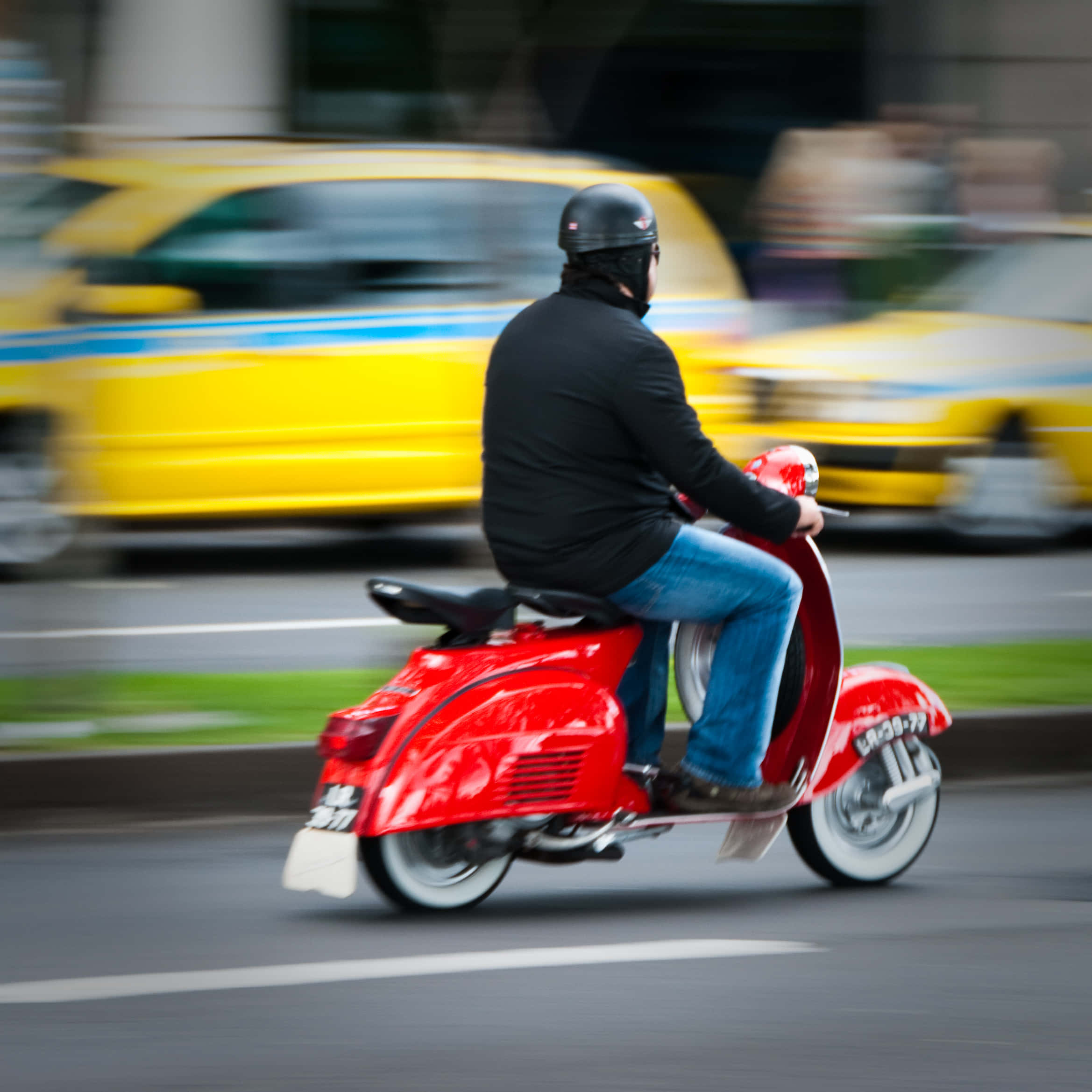 Larawan ng Lalaki na Nagmomotor ng Pulang Moped Wallpaper