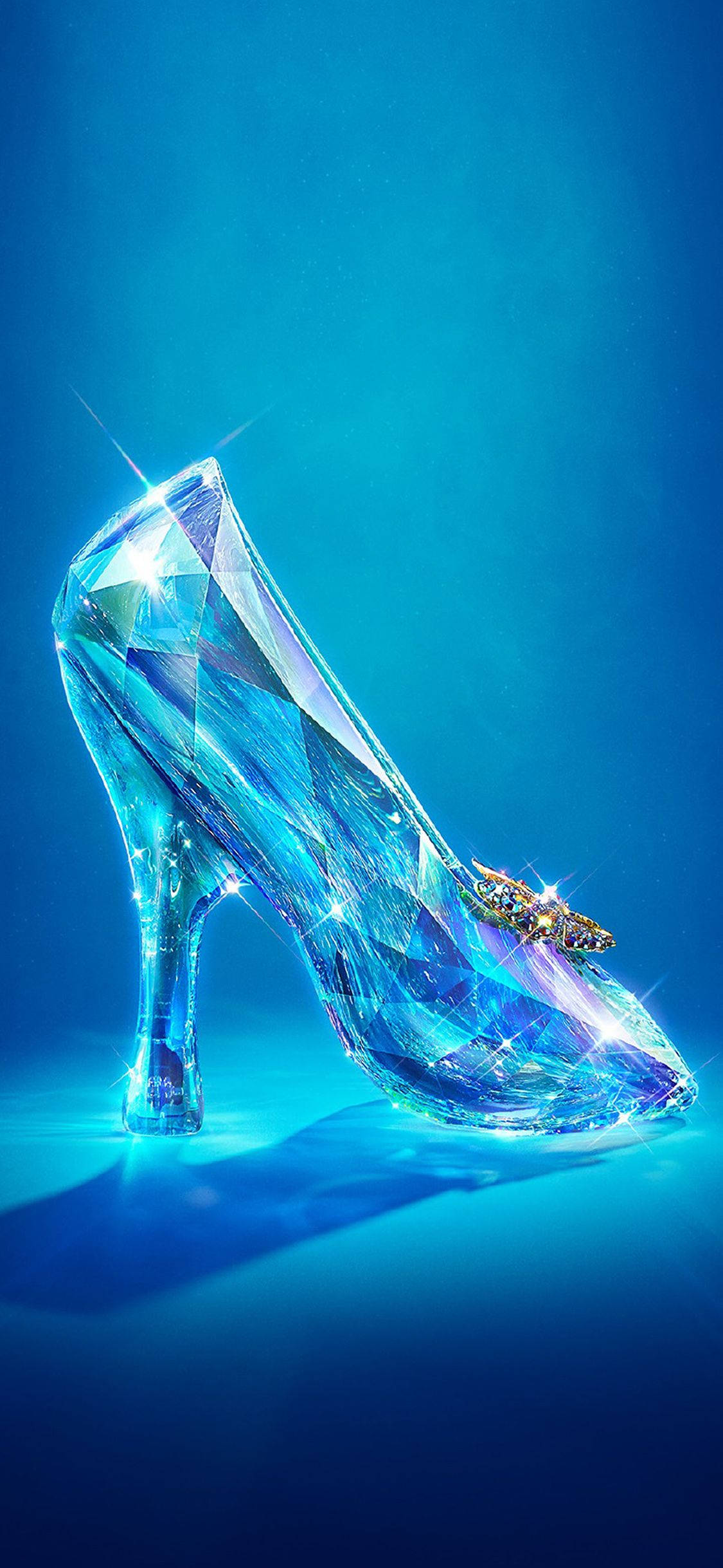 "Masdan ang magandang kuwento habang sumasayaw sina Belle at The Beast sa enchanted ballroom." Wallpaper