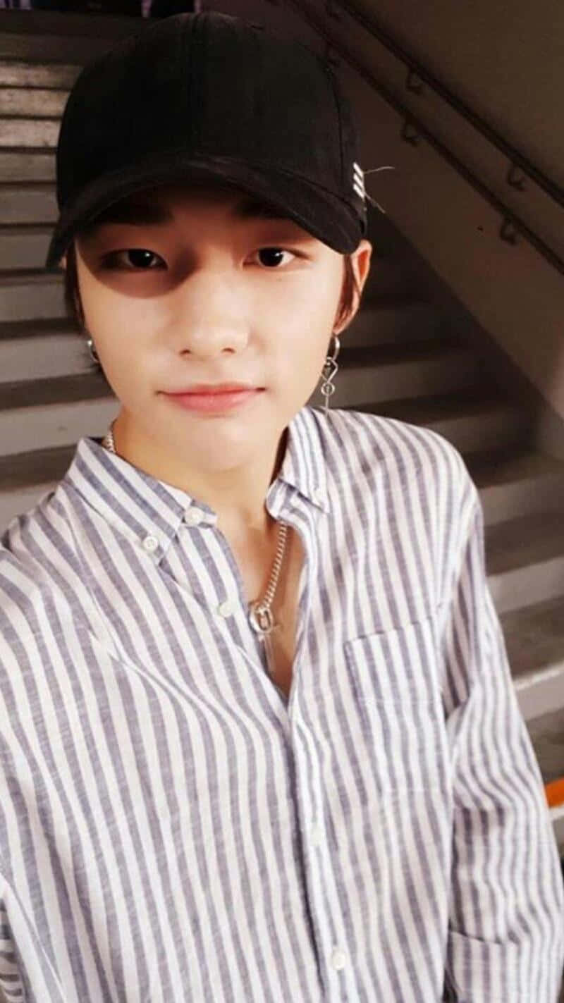 Selfie ng South Korean Rapper na si Hyunjin na may Itim na Ball Cap Wallpaper