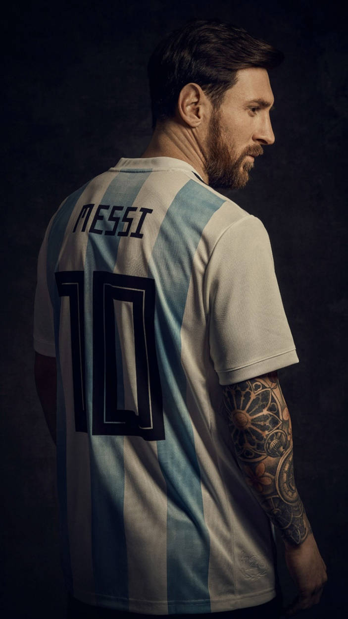 Seryosong Tingin ni Messi ng Argentina Wallpaper