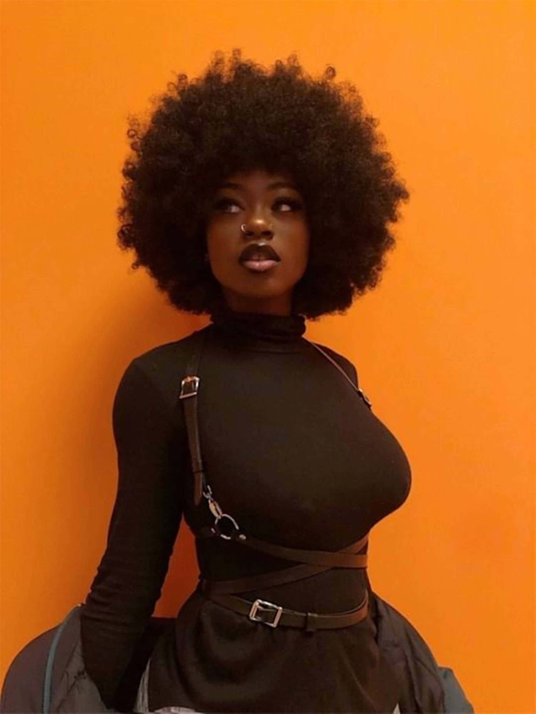 Sexy na Itim na Babaeng may Afro Wallpaper