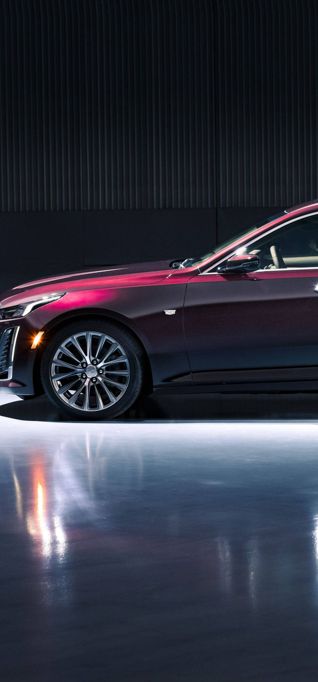 Makintab na Pulang Cadillac Galing sa iPhone Wallpaper