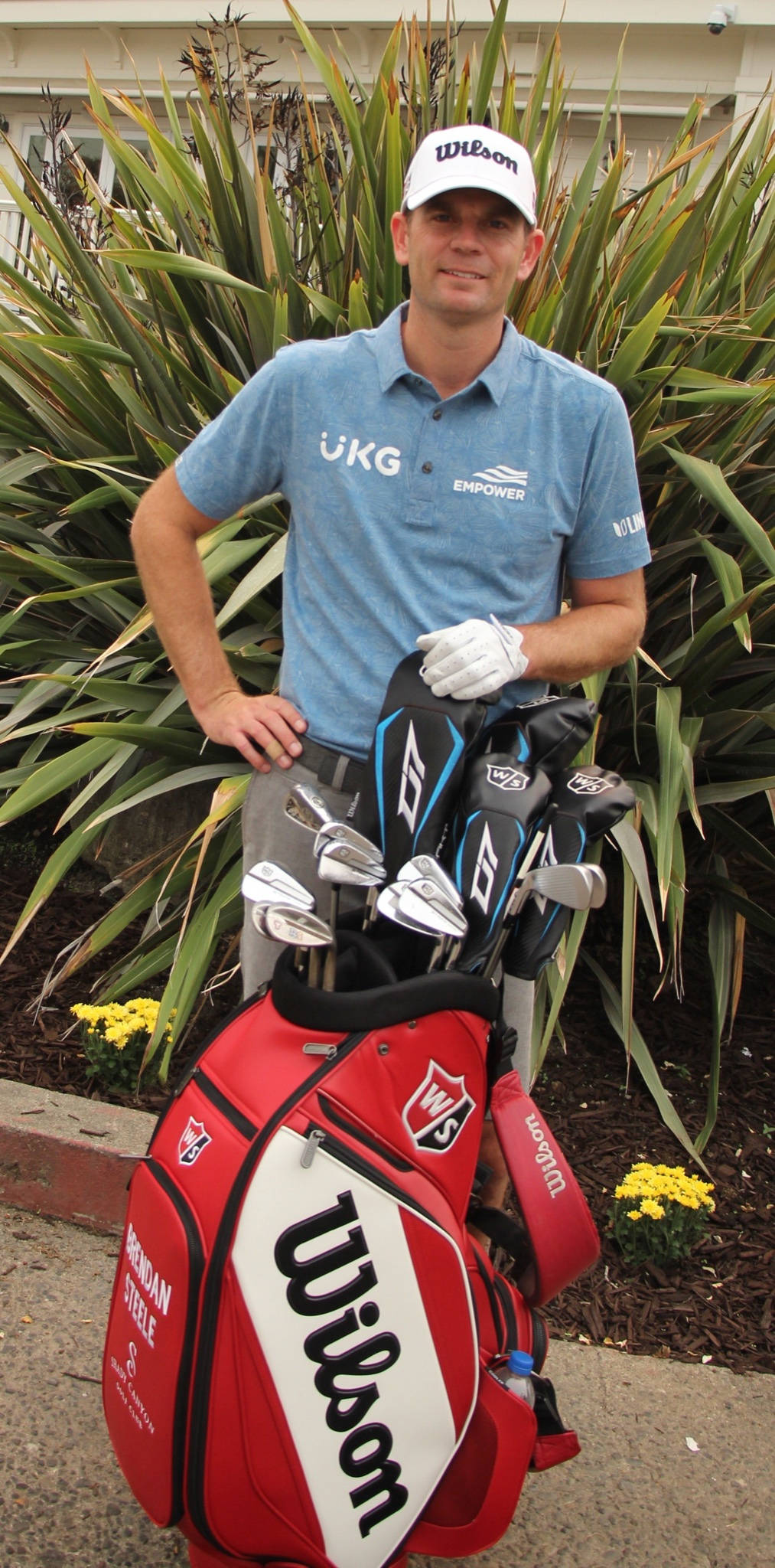 Si Brendan Steele na may Bag ng Golf Wallpaper