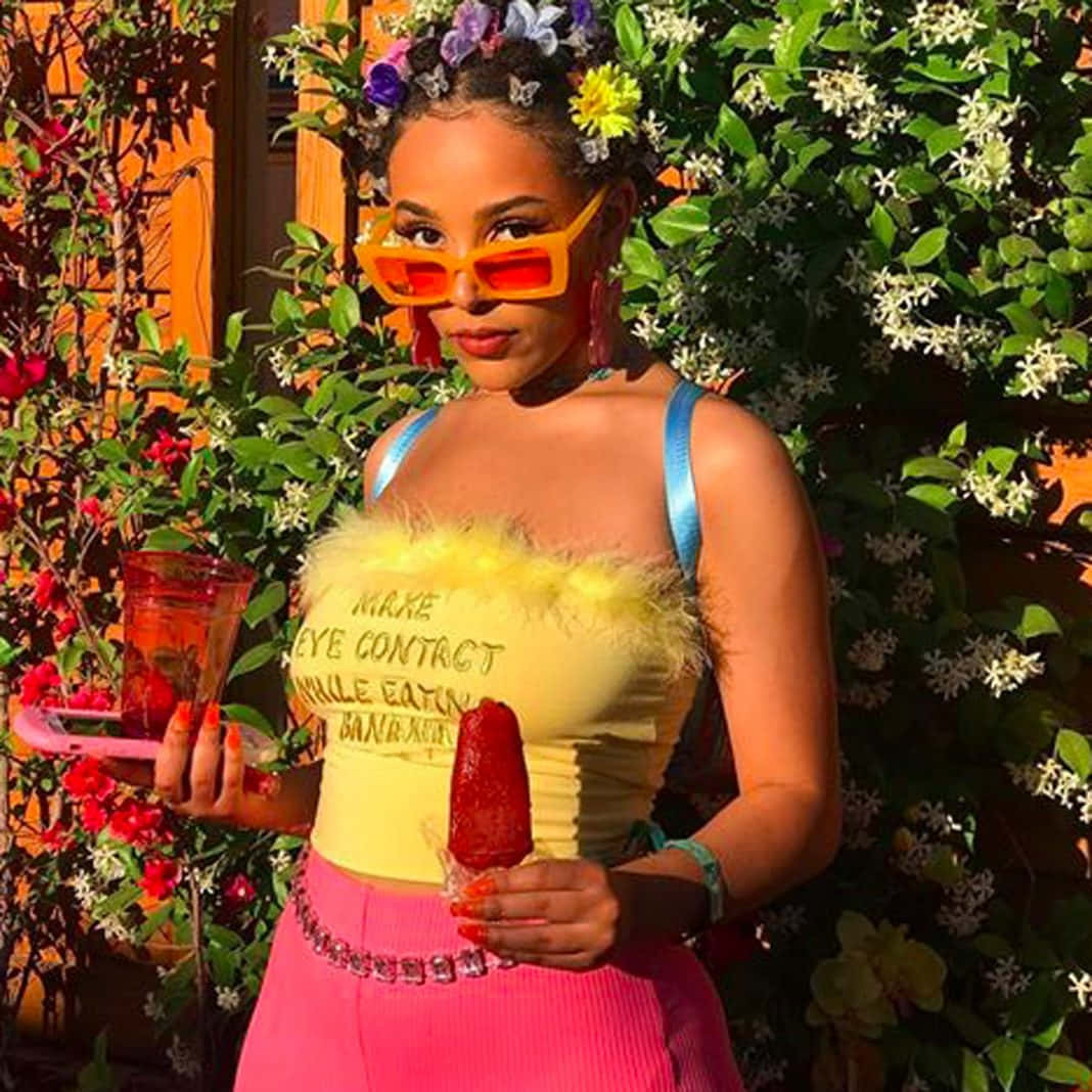 Si Doja Cat, nakakakuha ng atensyon sa kanyang kakaibang istilo at nakakahawang enerhiya Wallpaper