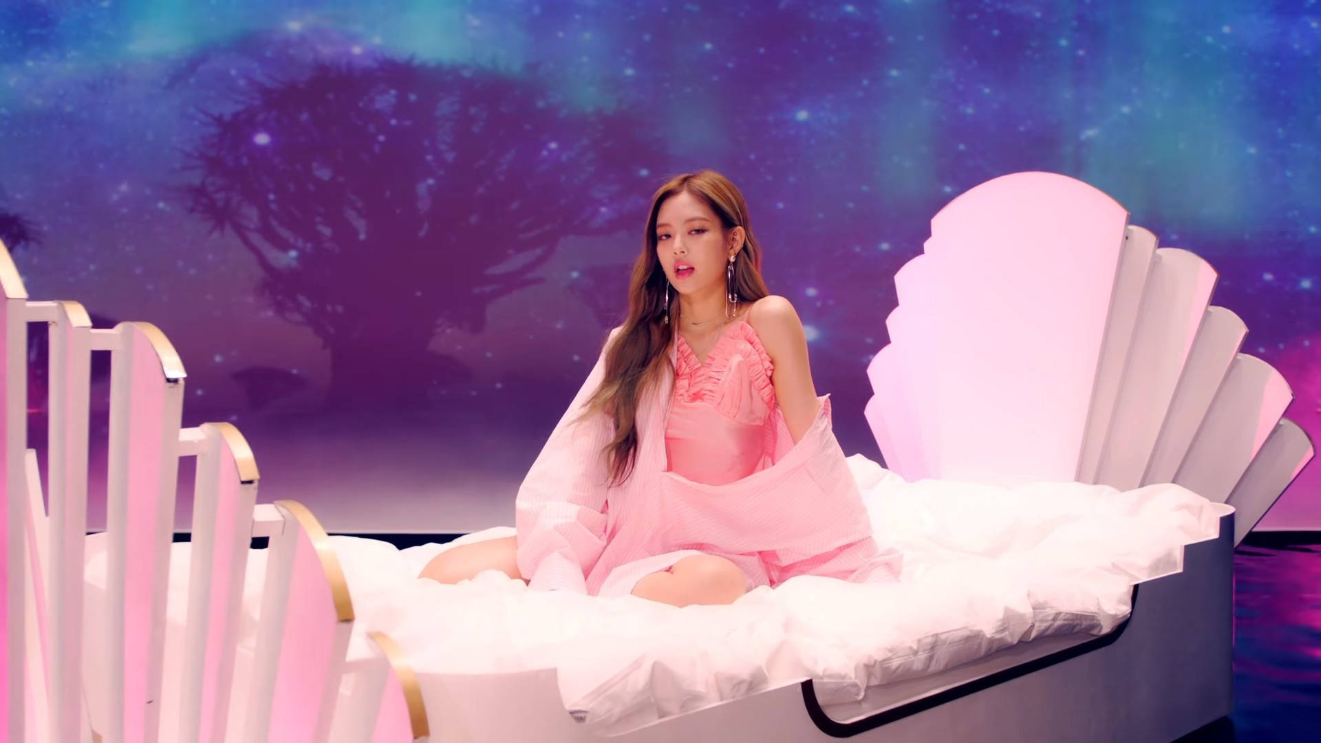 Si Jennie mula sa K-pop group na Blackpink sa music video na As If It's Your Last Wallpaper