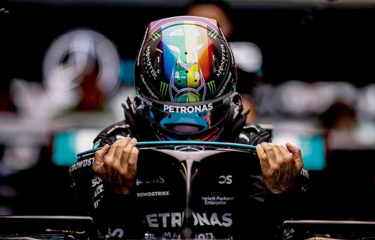 Si Lewis Hamilton na Umaakyat sa Halo Wallpaper