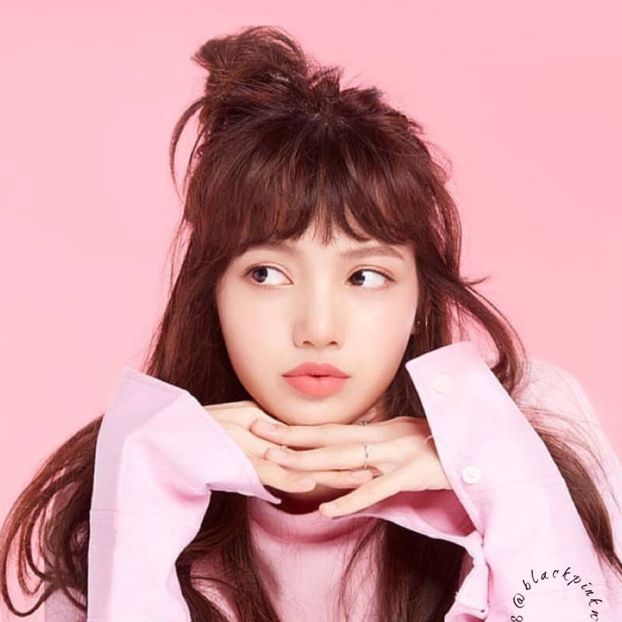 Si Lisa ng Blackpink, masigla at nakamamangha sa pink Wallpaper