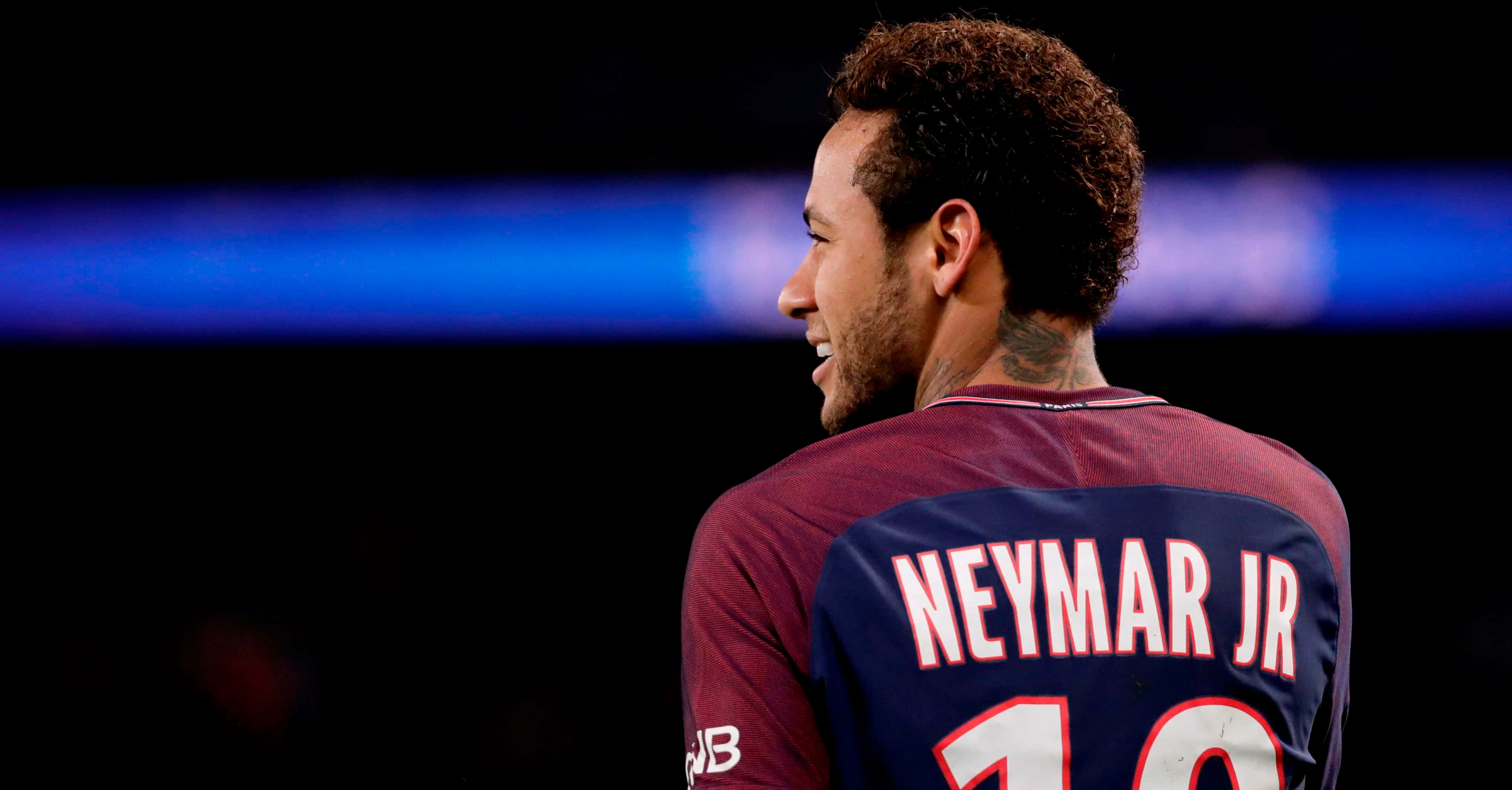 Si Neymar ay nagdadribol ng bola nang may husay at kalmadong paggalaw Wallpaper