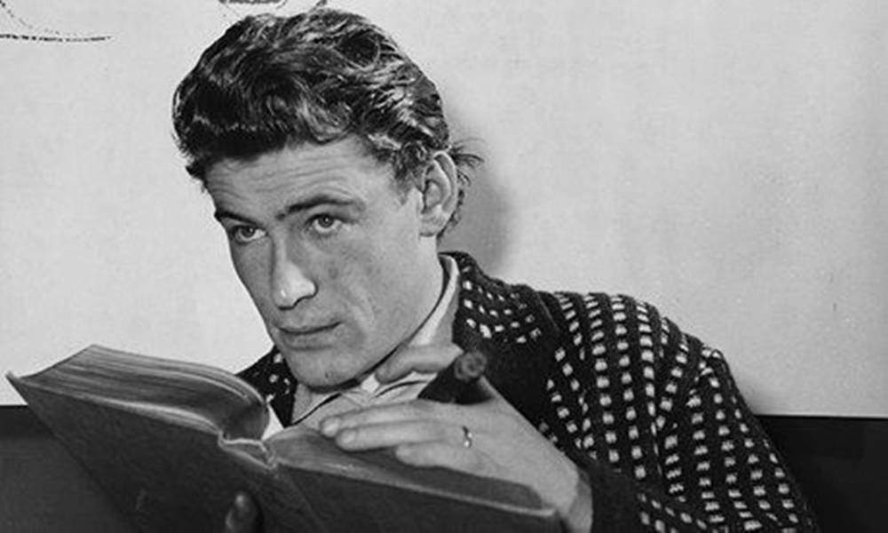 Si Peter O'Toole na naghahanda para sa kanyang iconic na papel sa Lawrence of Arabia Wallpaper