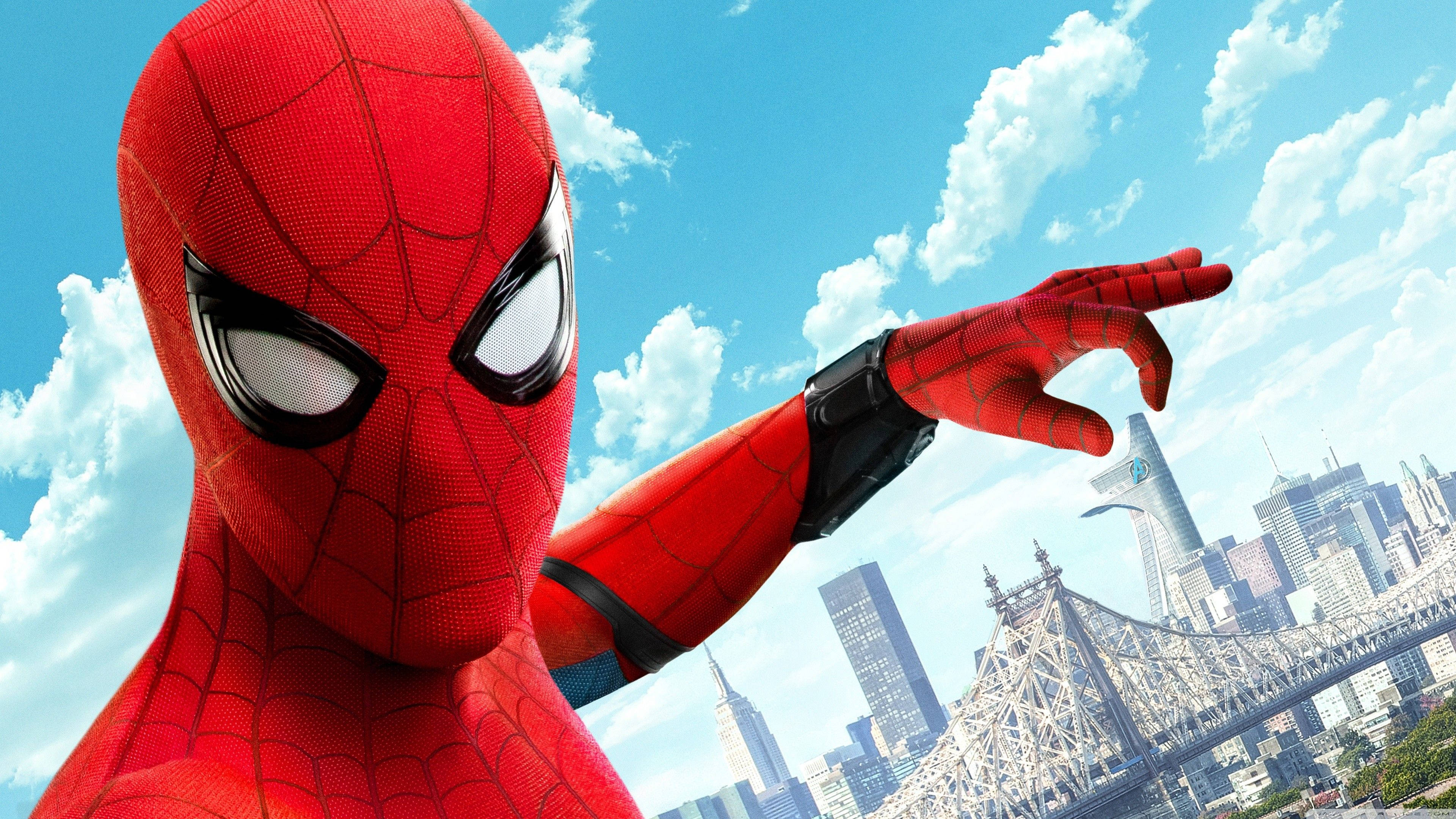 Si Peter Parker at ang Avengers ay humaharap sa mundo mula sa tuktok ng kanilang tore Wallpaper