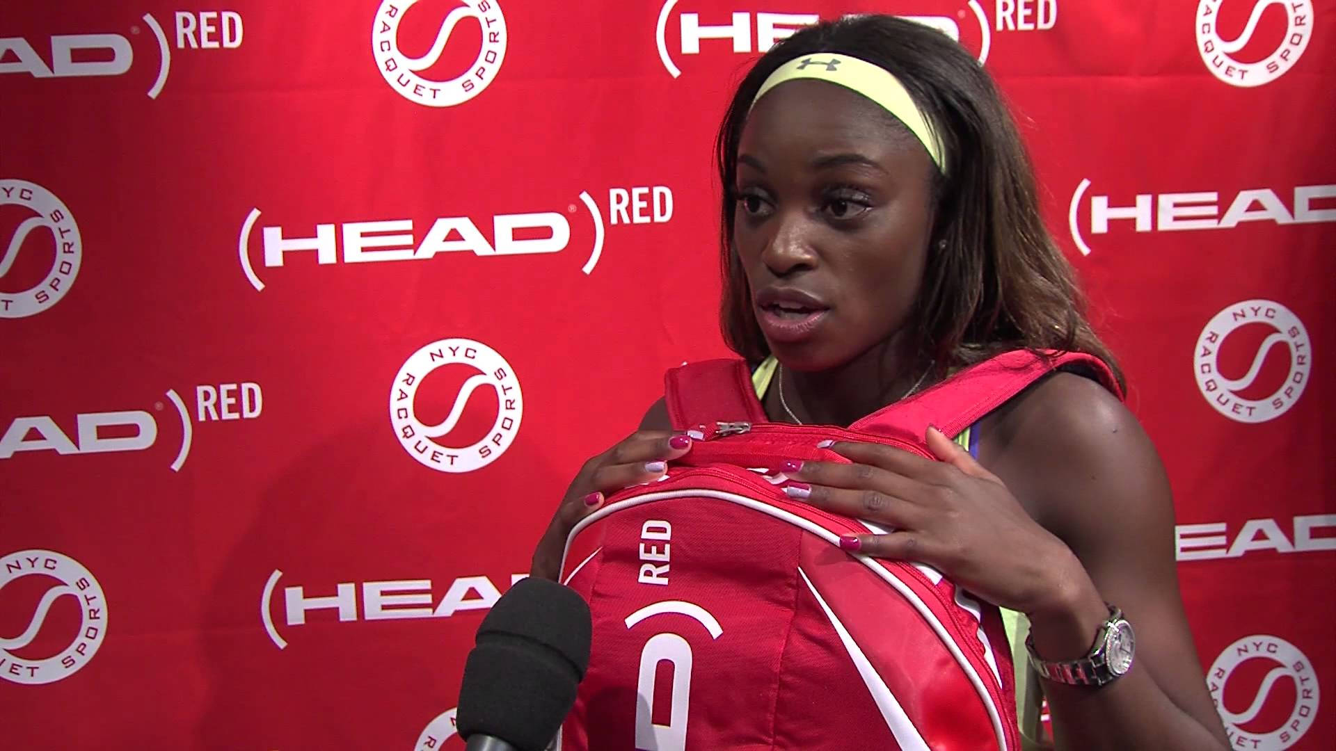 Si Sloane Stephens na may hawak na Head bag Wallpaper