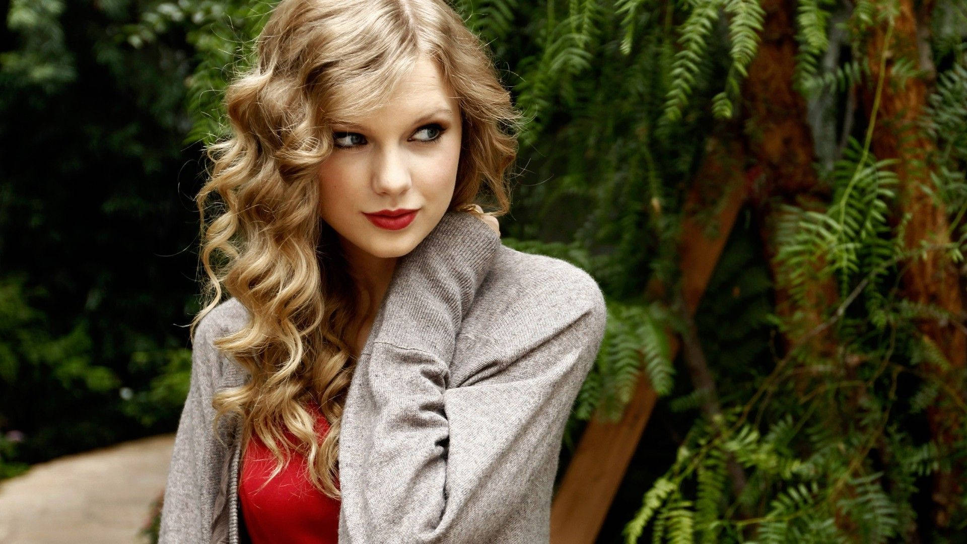 Si Taylor Swift ay Nagpose na may Sulyap sa Gilid Wallpaper