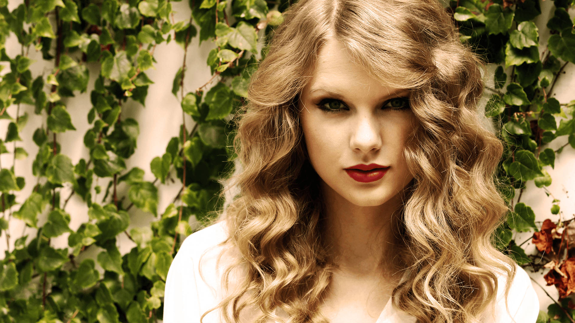 Si Taylor Swift na may magaganda at umaagos na mga kulot Wallpaper