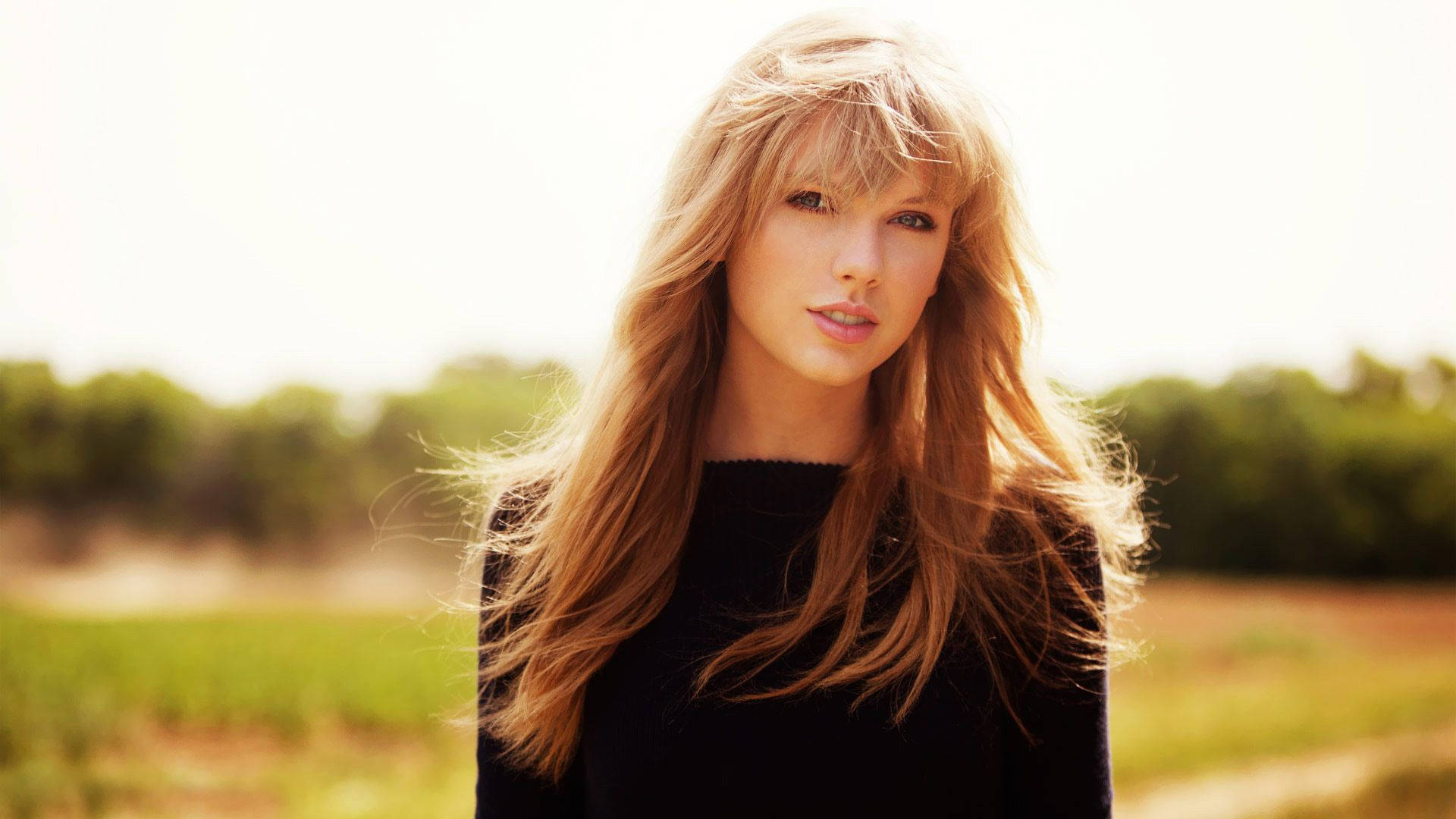 Si Taylor Swift sa Ilalim ng Araw Wallpaper