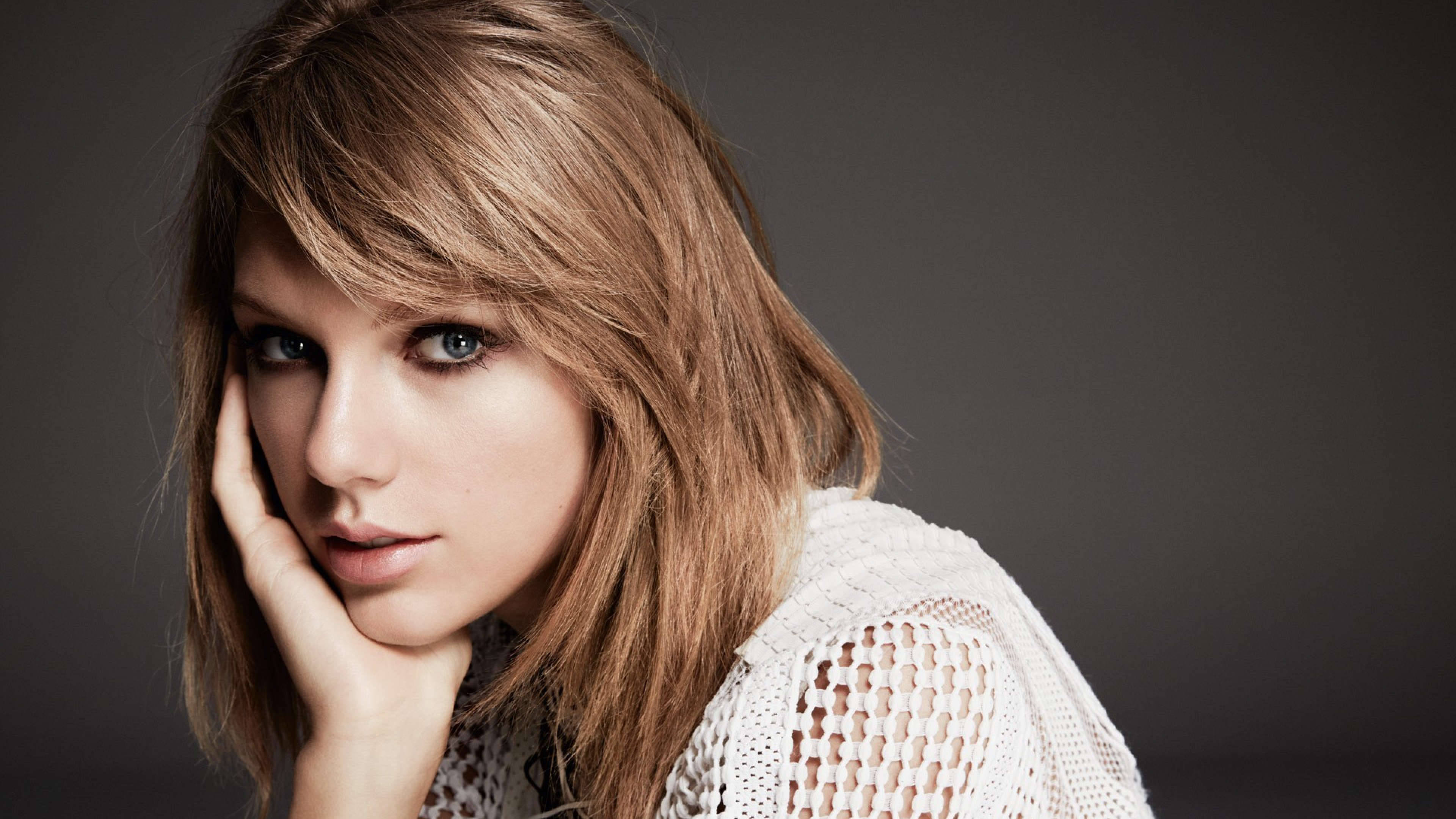 Si Taylor Swift sa kanyang signature na whimsical style Wallpaper