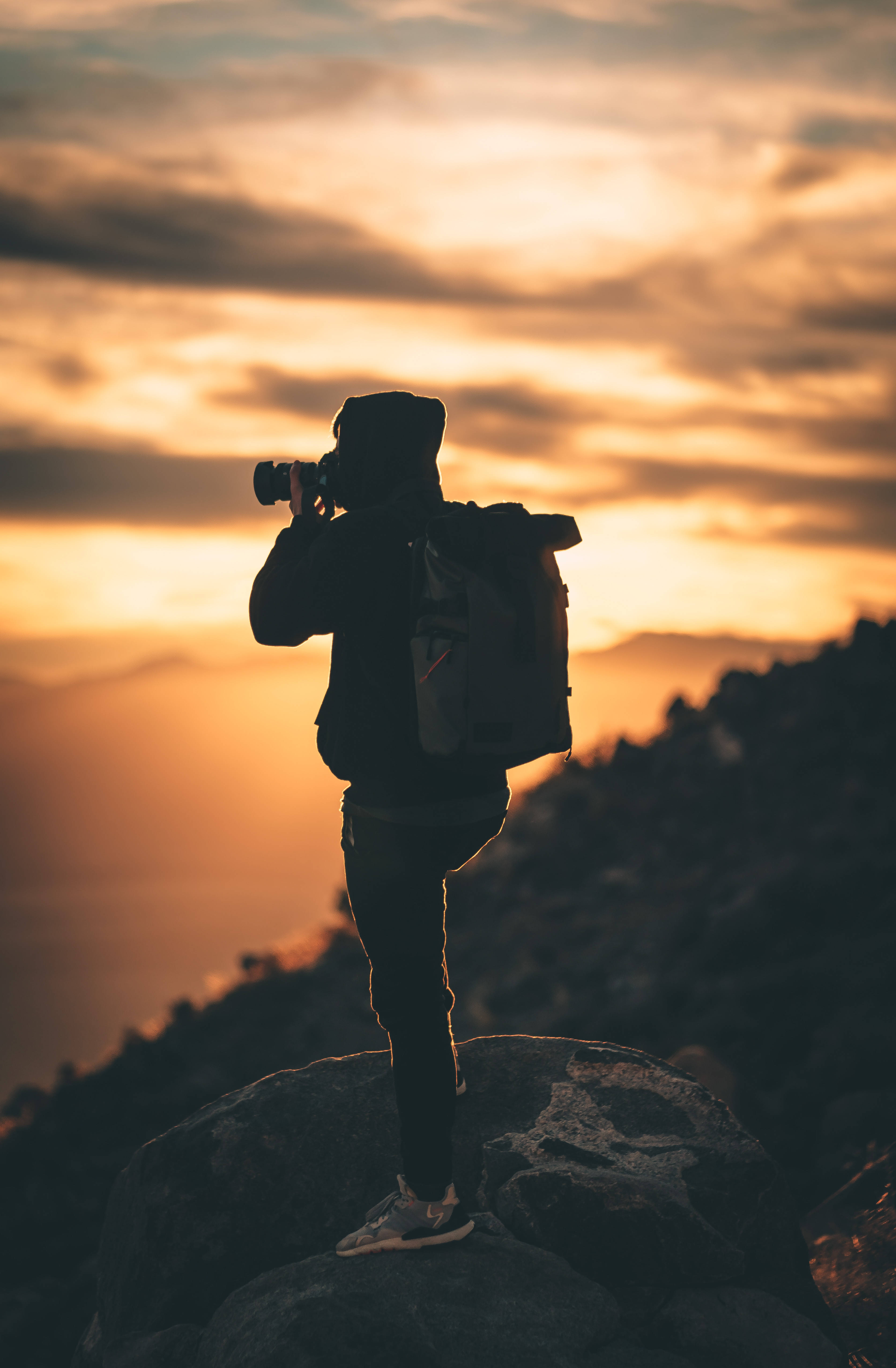 Silhouette Ng Tao na Nagdadala ng Camera Sa Panahon ng Sunset Photography Wallpaper