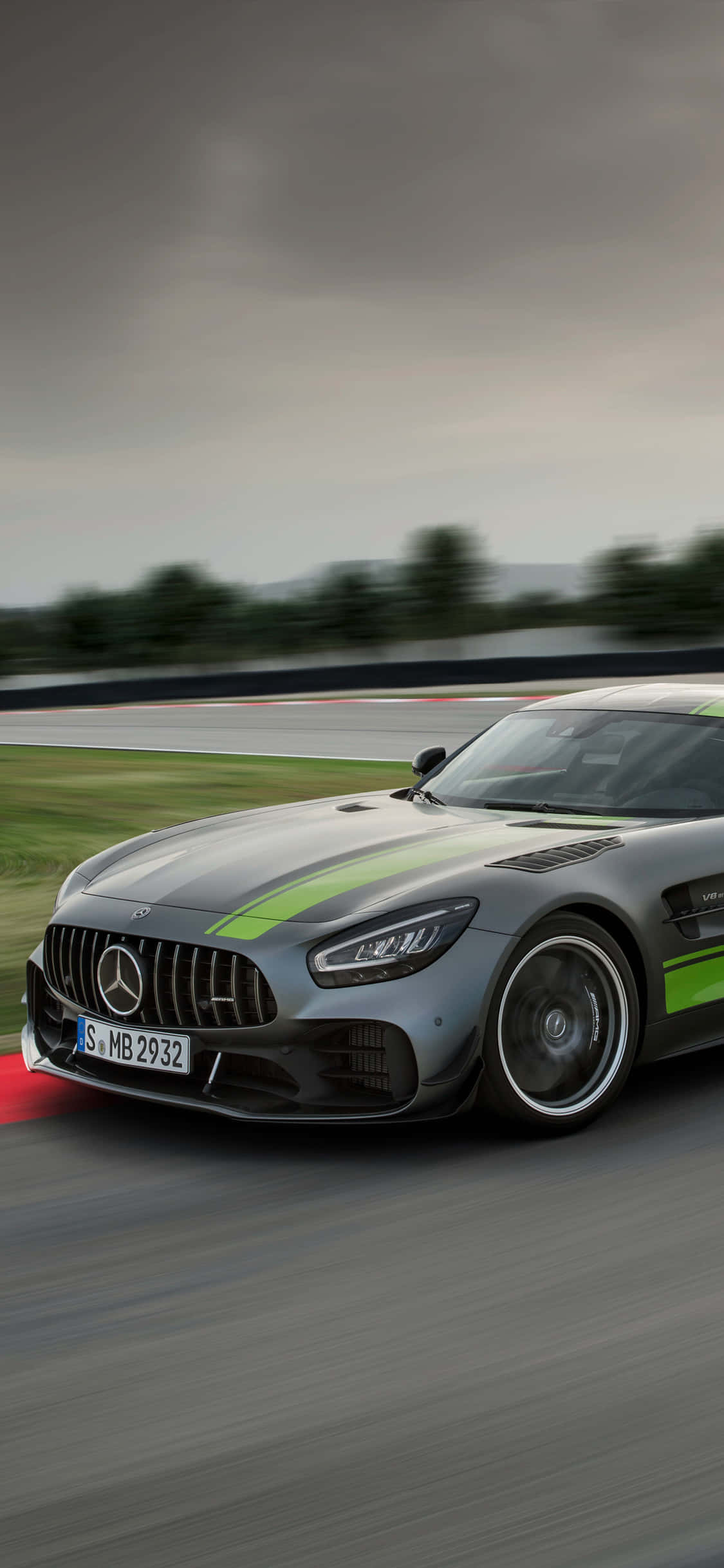 Pilak na Berde iPhone Xs Mercedes Amg Background Wallpaper